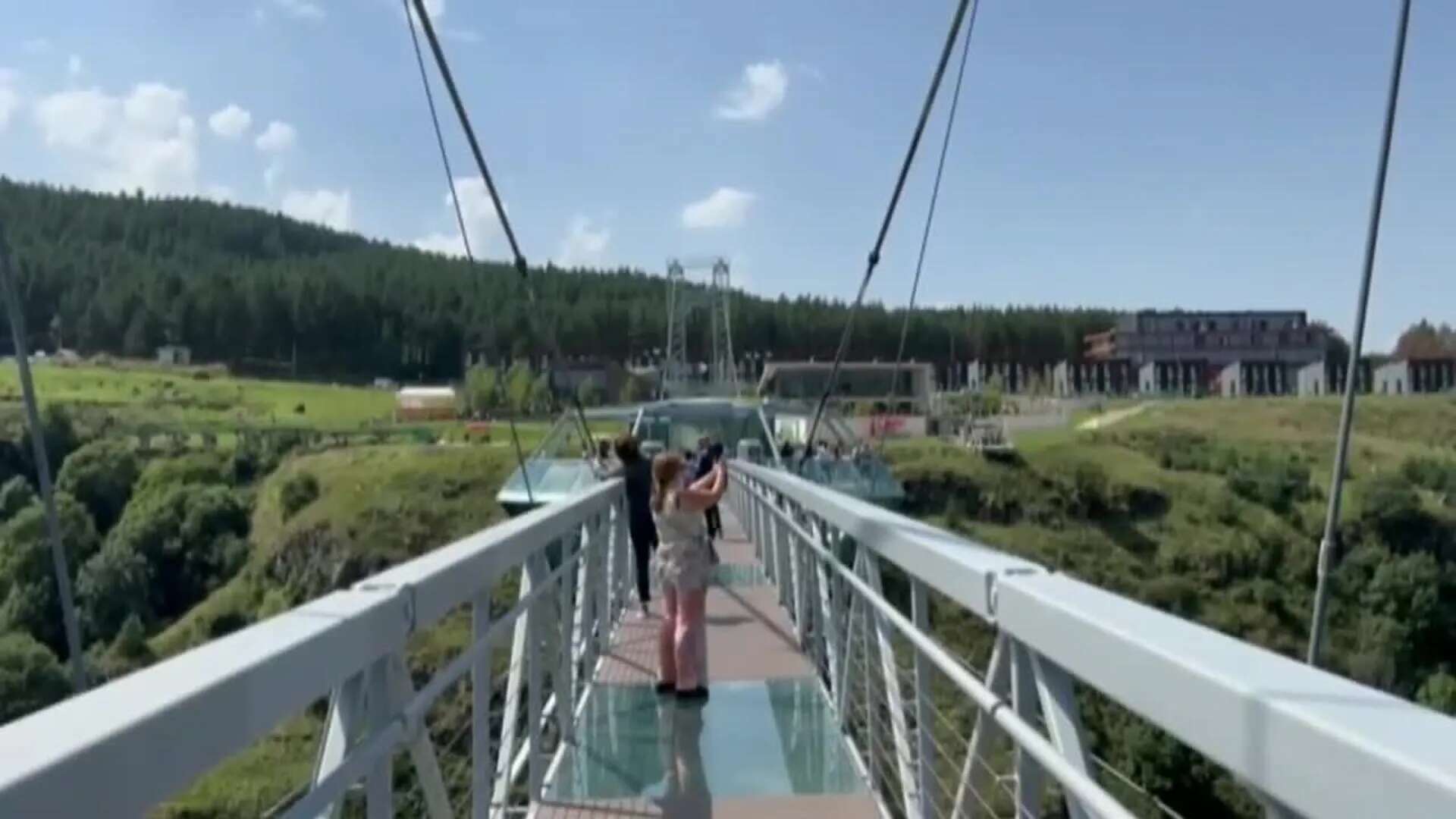 Puente de cristal de Dashbashi, joya turística de Georgia, cruza cañón a 280 metros de altura