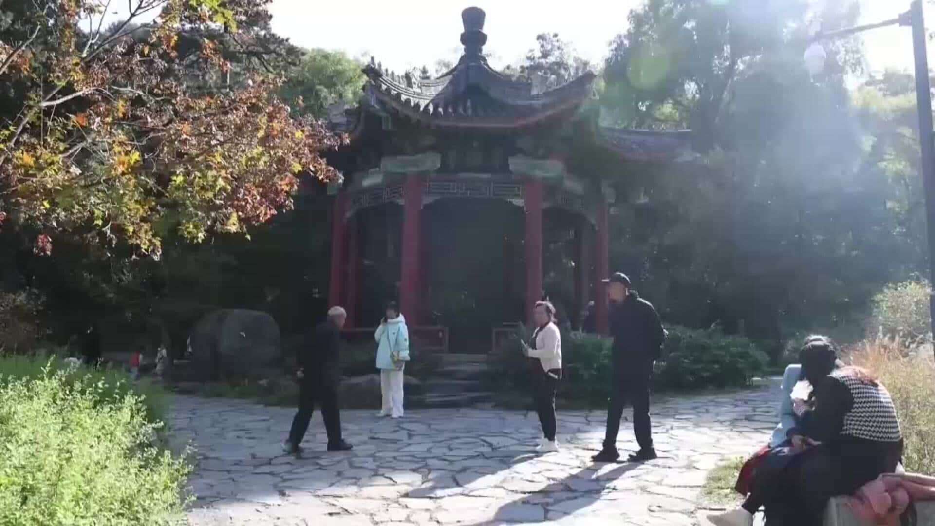 Multitud de personas van al parque Xiangshan de Pekín en el punto álgido del otoño en China