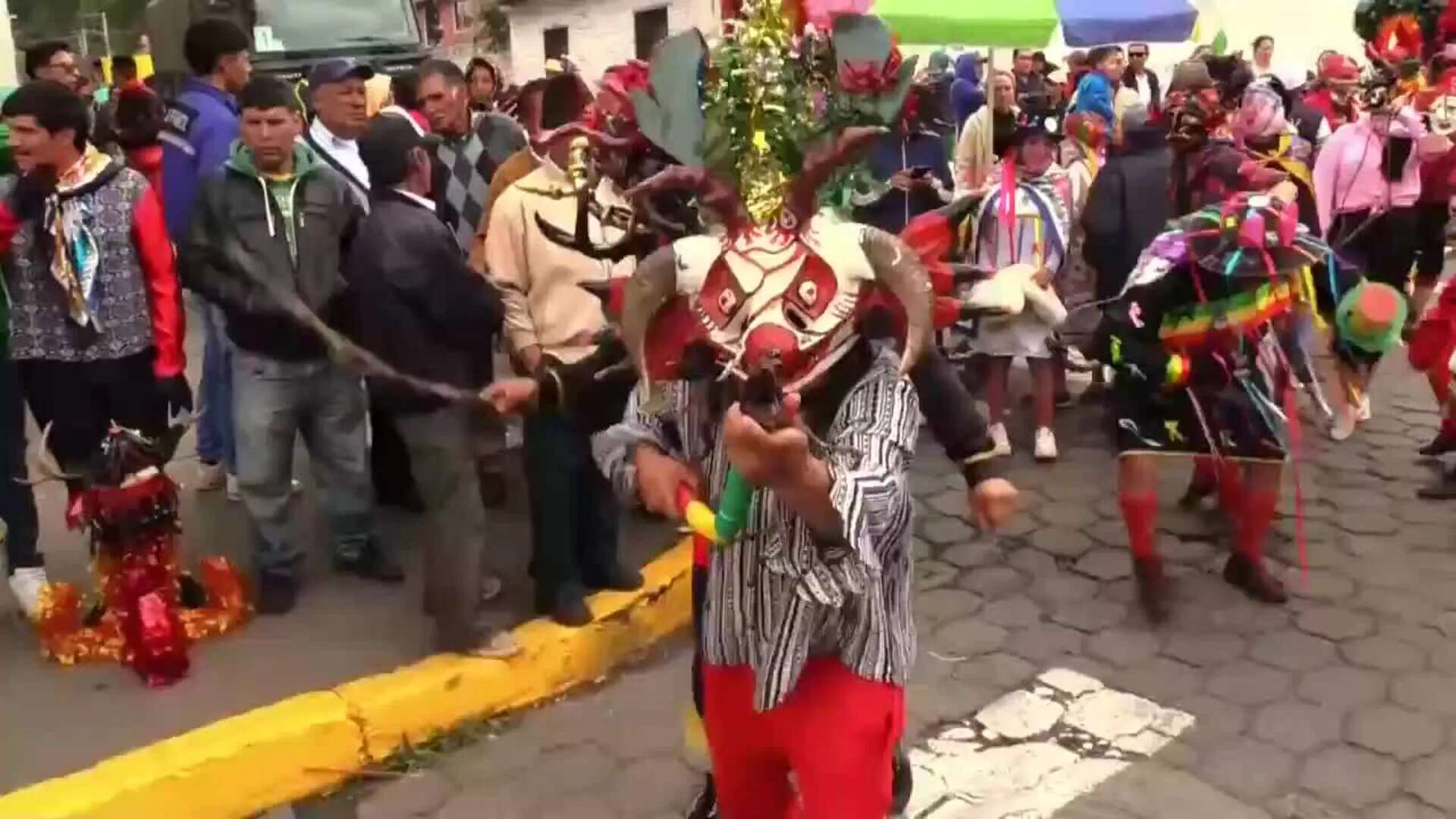 Miles de diablos desatan su picardía en una mágica celebración en Ecuador