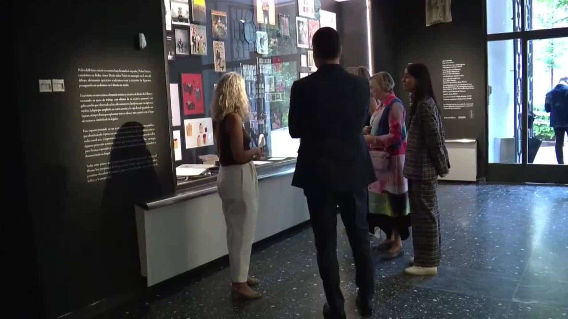 Sánchez visita con su mujer una exposición sobre el diseñador Pedro del Hierro en Madrid