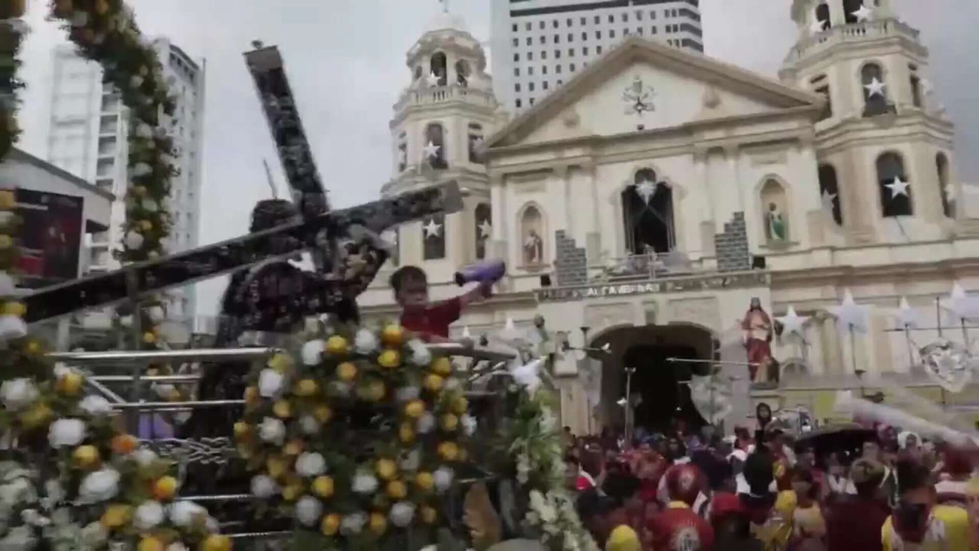 Fieles asisten a la bendición del Nazareno Negro en Manila