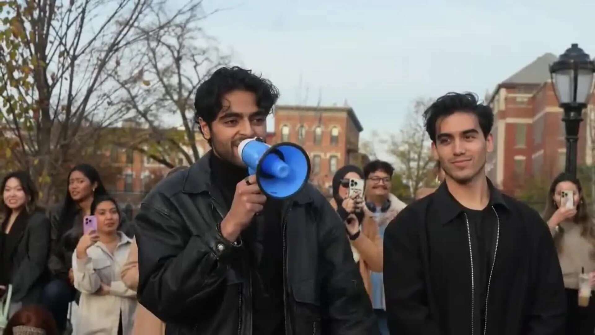 Decenas de personas participan del concurso de imitaciones de Zain Malik en Nueva York