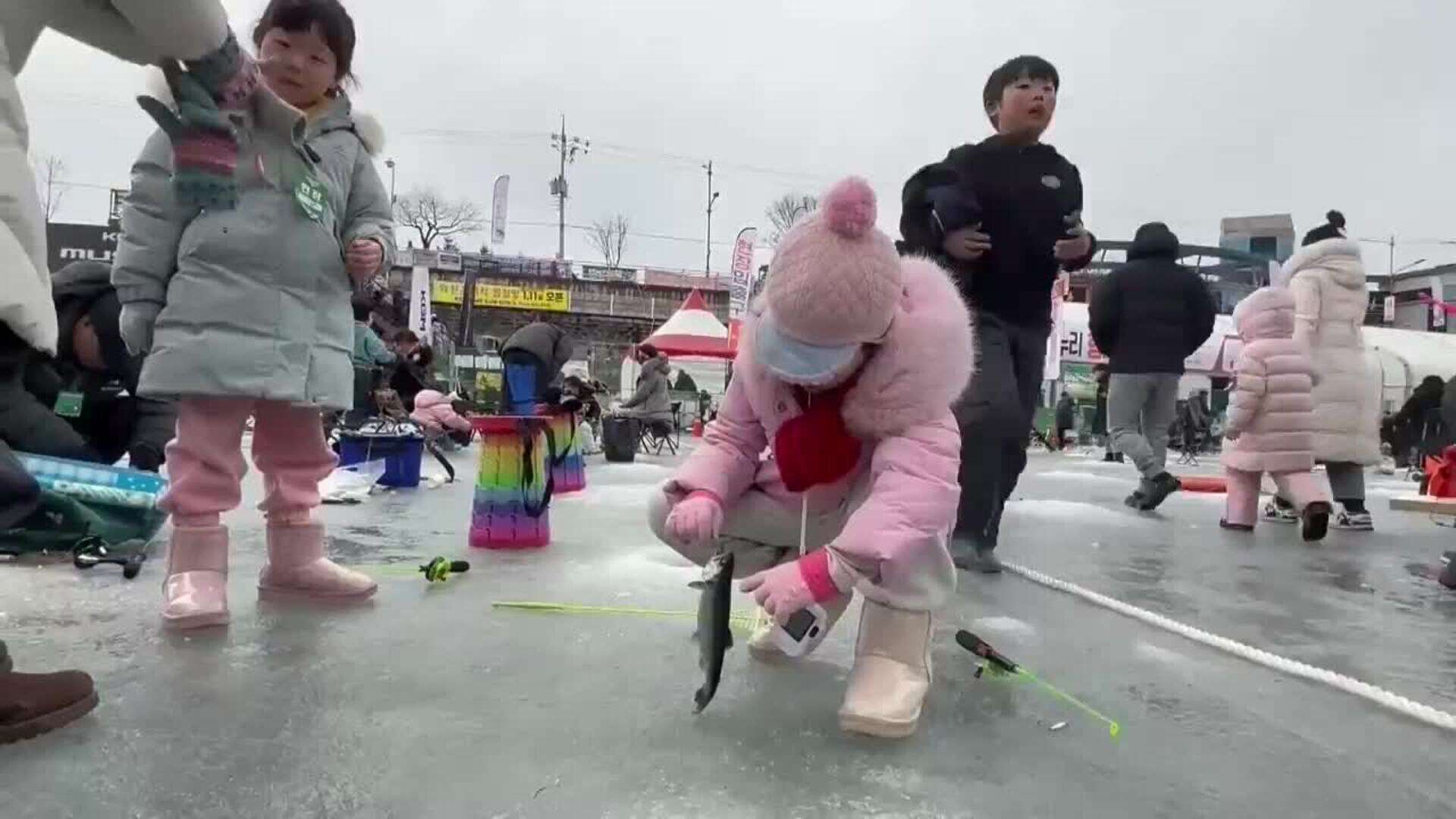 Cientos de personas acuden al Festival de Pesca en Hielo en Corea del Sur