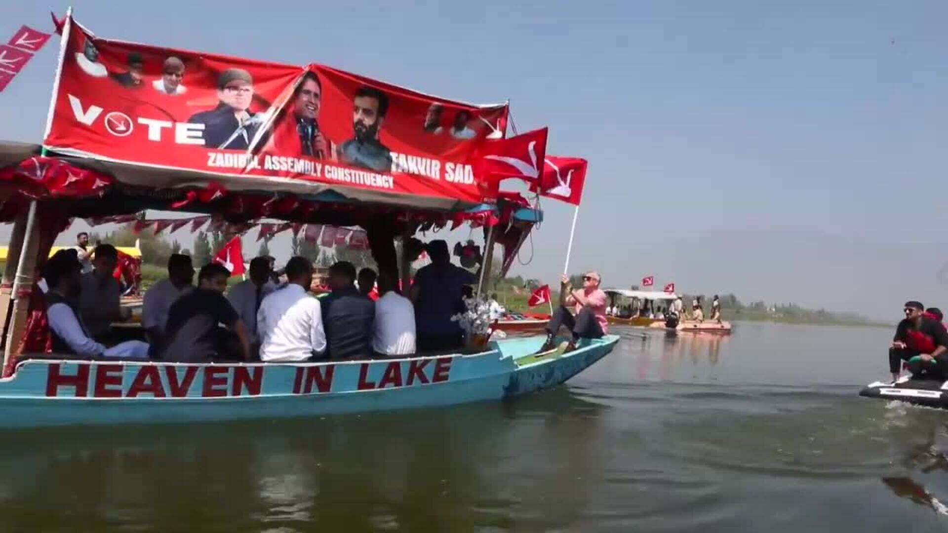 Mitin político en el lago Dal de la Cachemira india