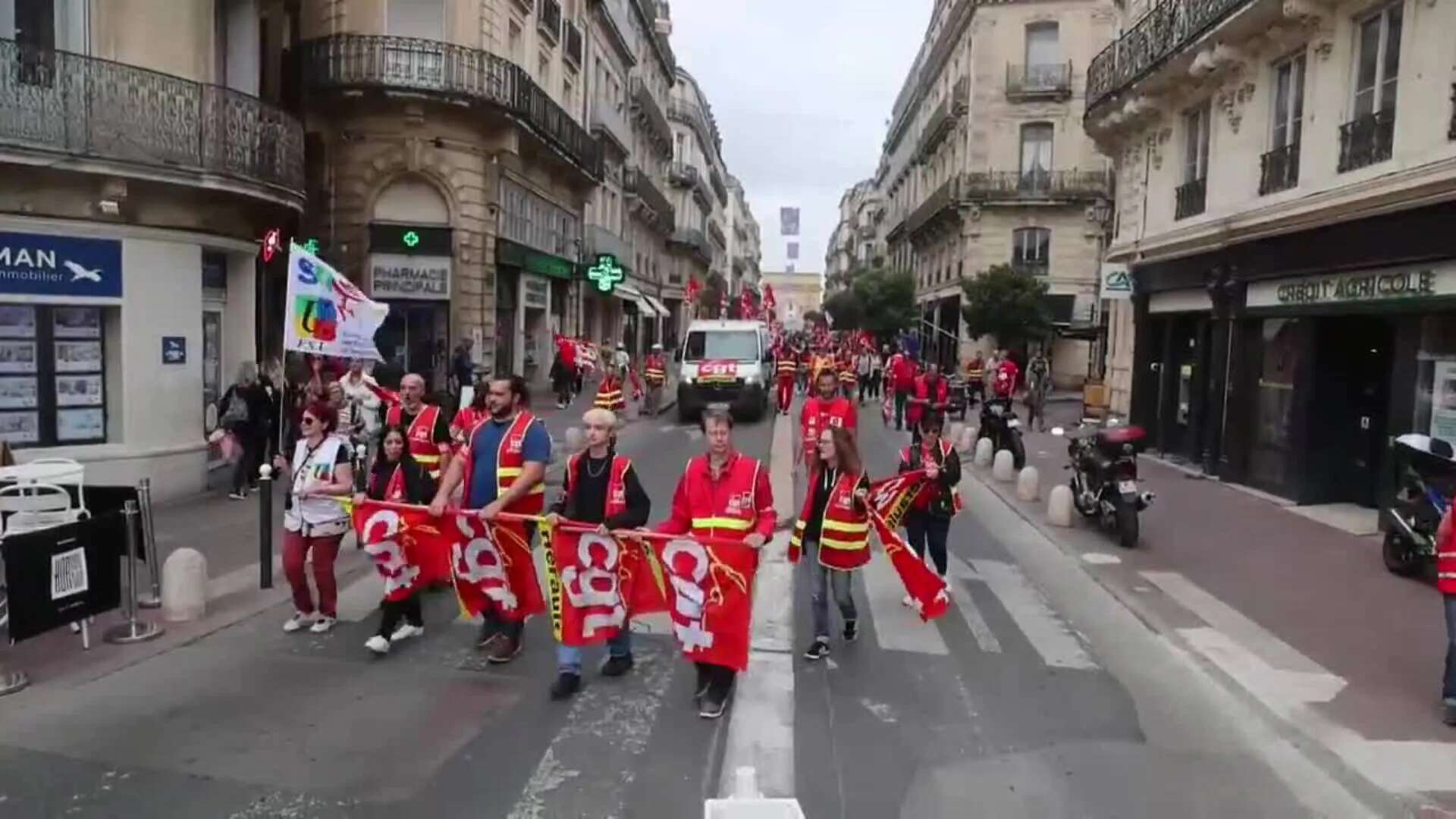 Cientos de personas protestan contra el nuevo gobierno de Barnier en Montpellier