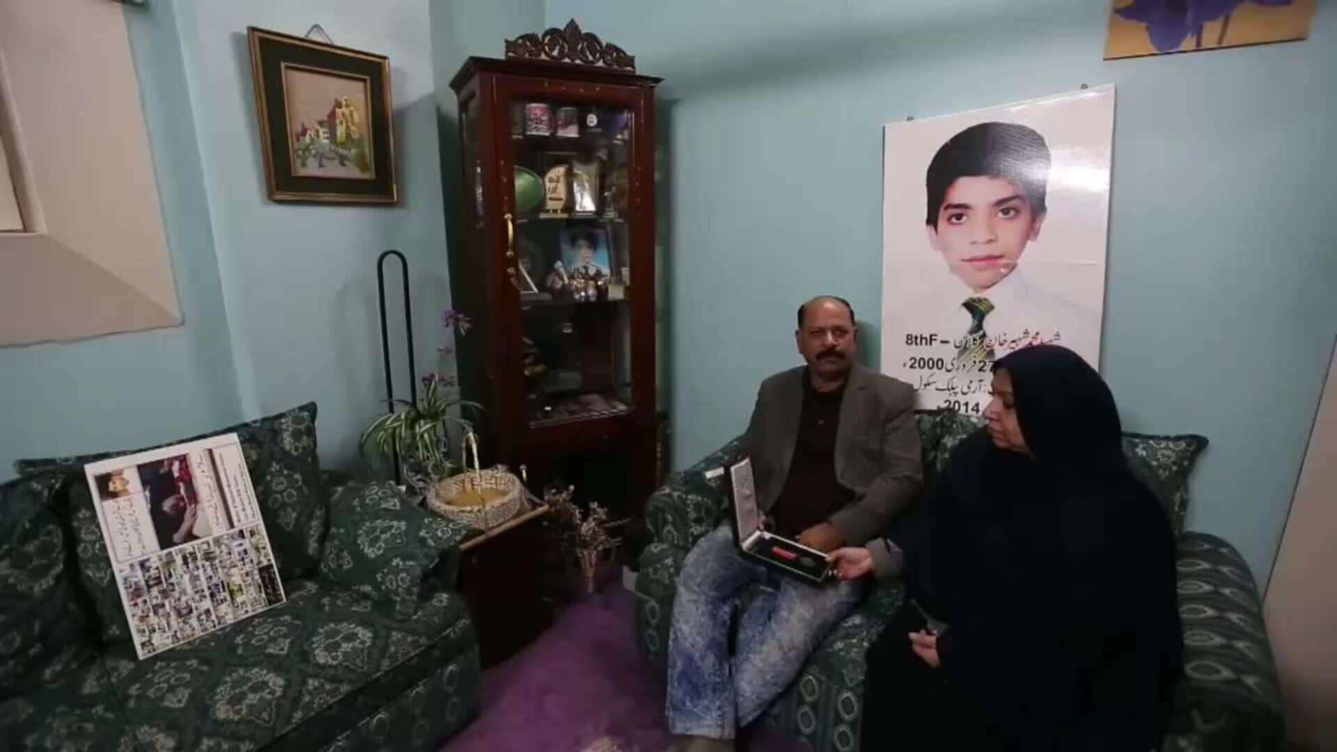 Familiares de uno de los niños fallecidos en la masacre en una escuela de Peshawar conmemoran el décimo aniversario