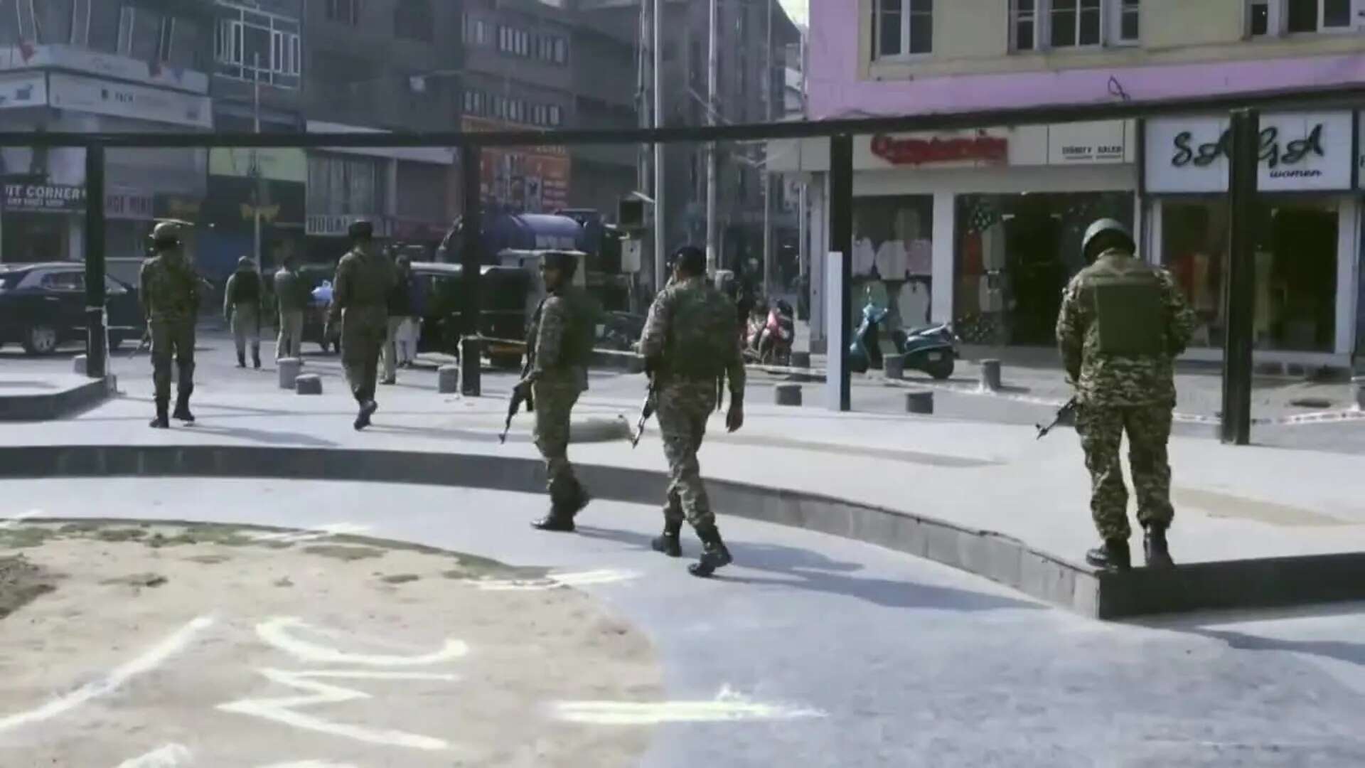 Personal de seguridad indio montan guardia en Srinagar