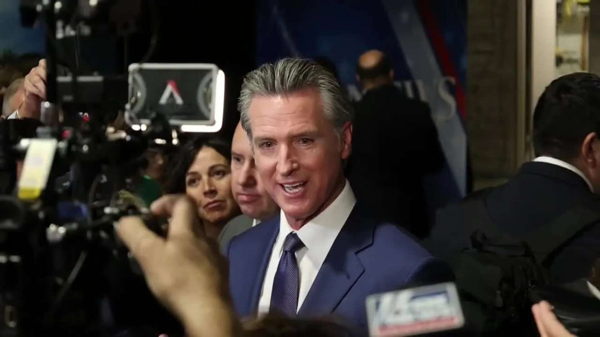 Gavin Newsom y Robert Kennedy Jr. asisten al debate presidencial en Filadelfia