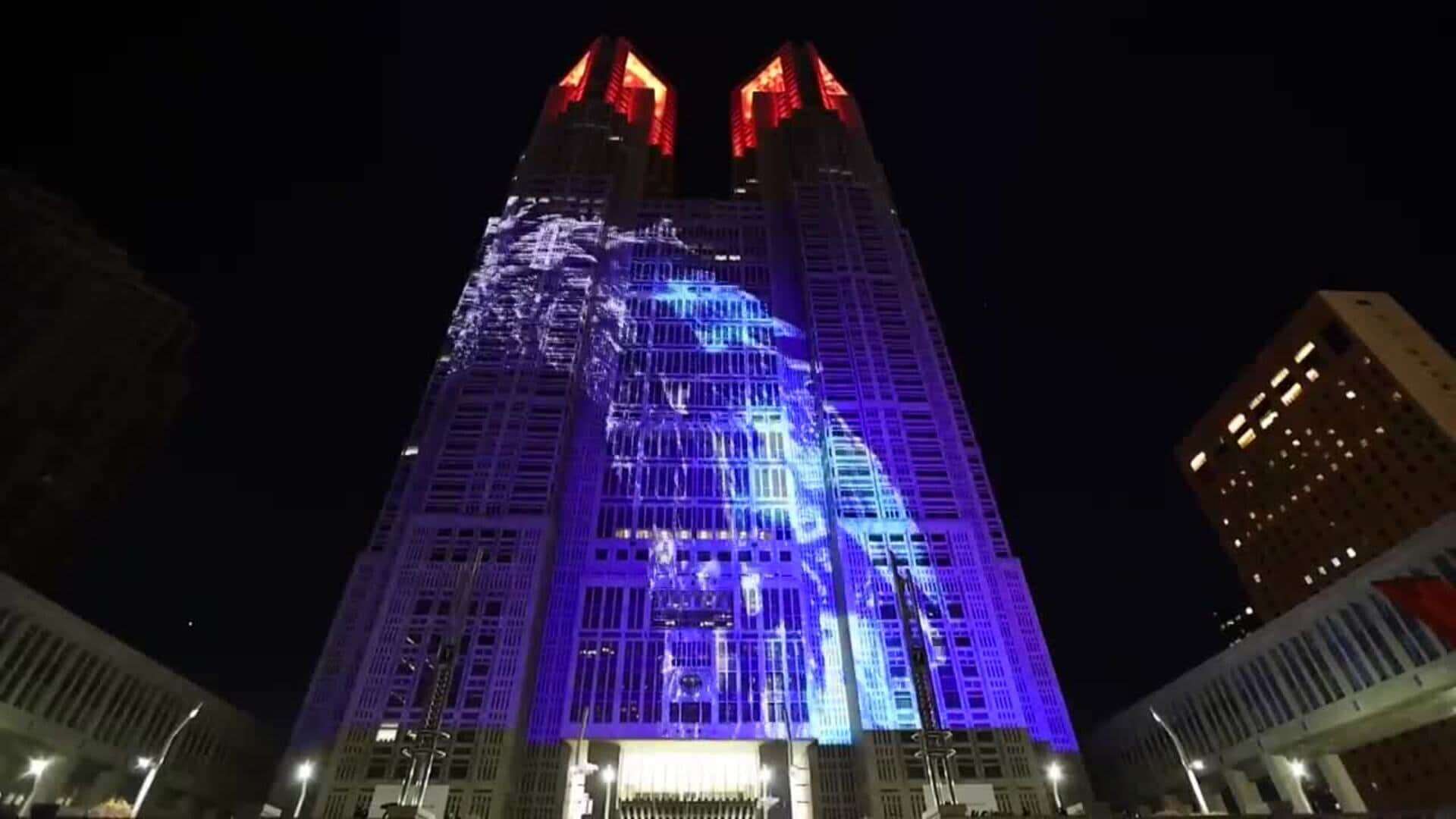 Una proyección de Godzilla ilumina el edificio del Gobierno Metropolitano de Tokio