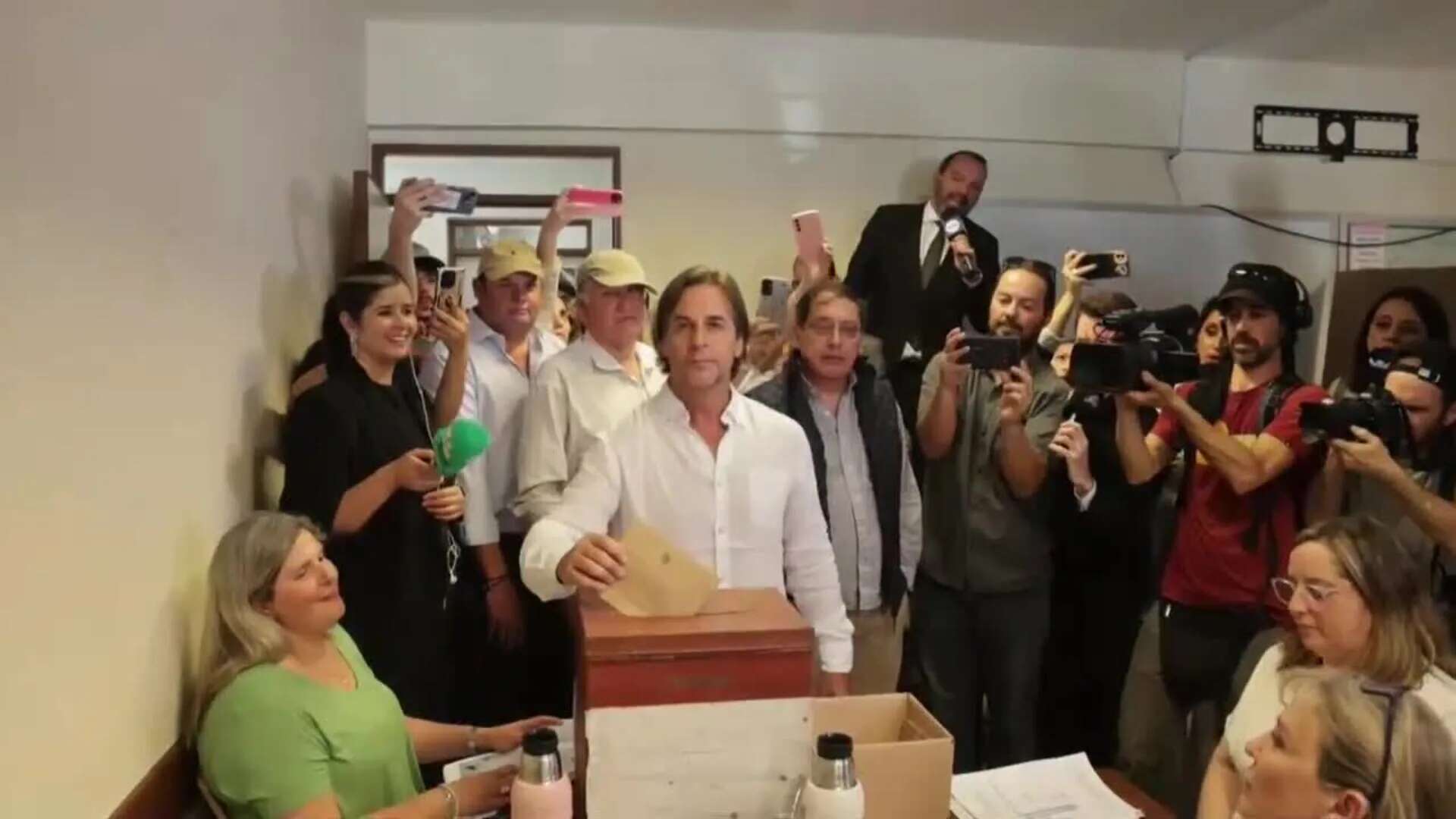 Lacalle Pou vota y aspira a una transición 