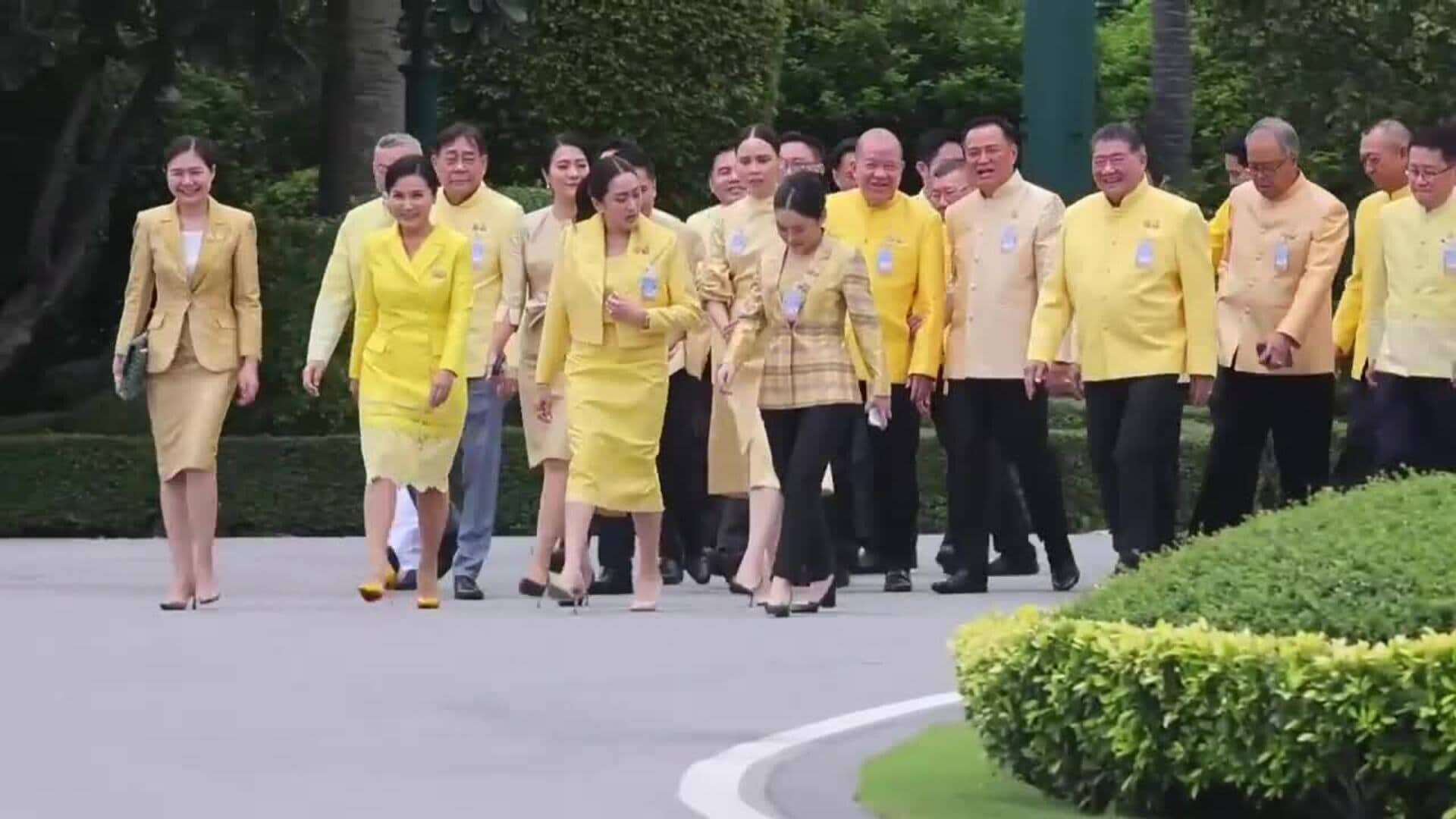 La primera ministra de Tailandia mantiene la primera reunión de gabinete