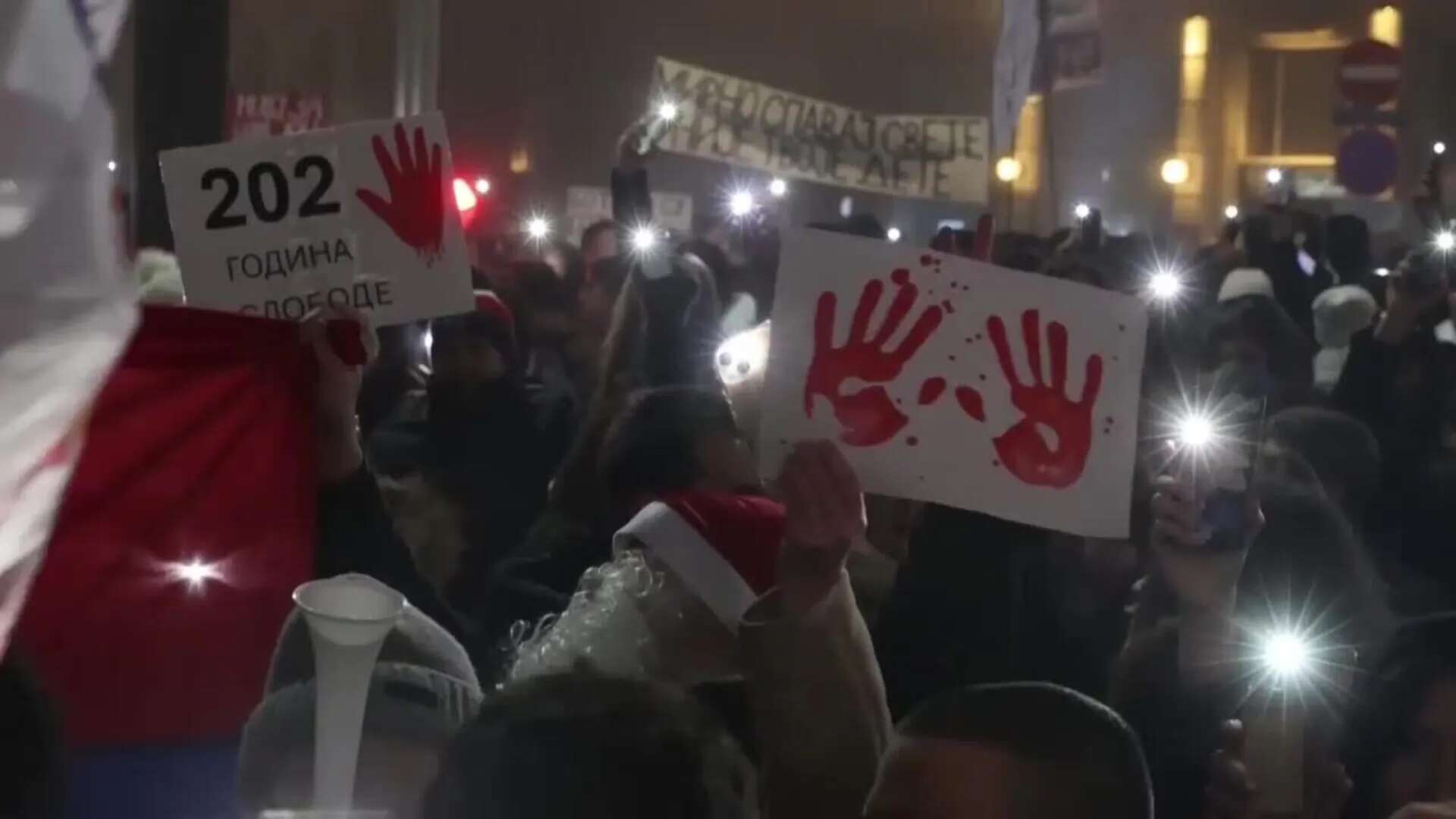 Estudiantes universitarios protestan contra el gobierno serbio en Nochevieja