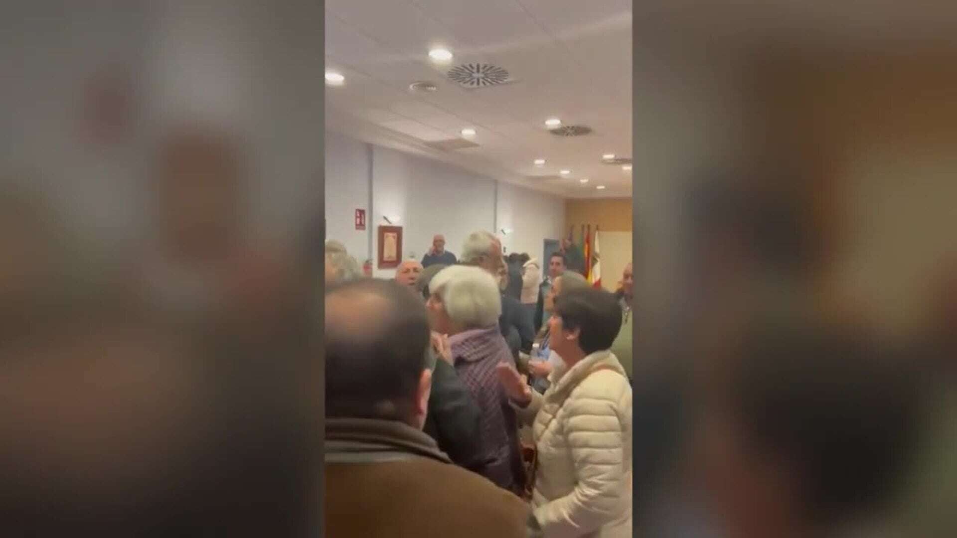 El Pleno de Don Benito (Badajoz) acaba con bronca y la alcaldesa increpando a periodistas