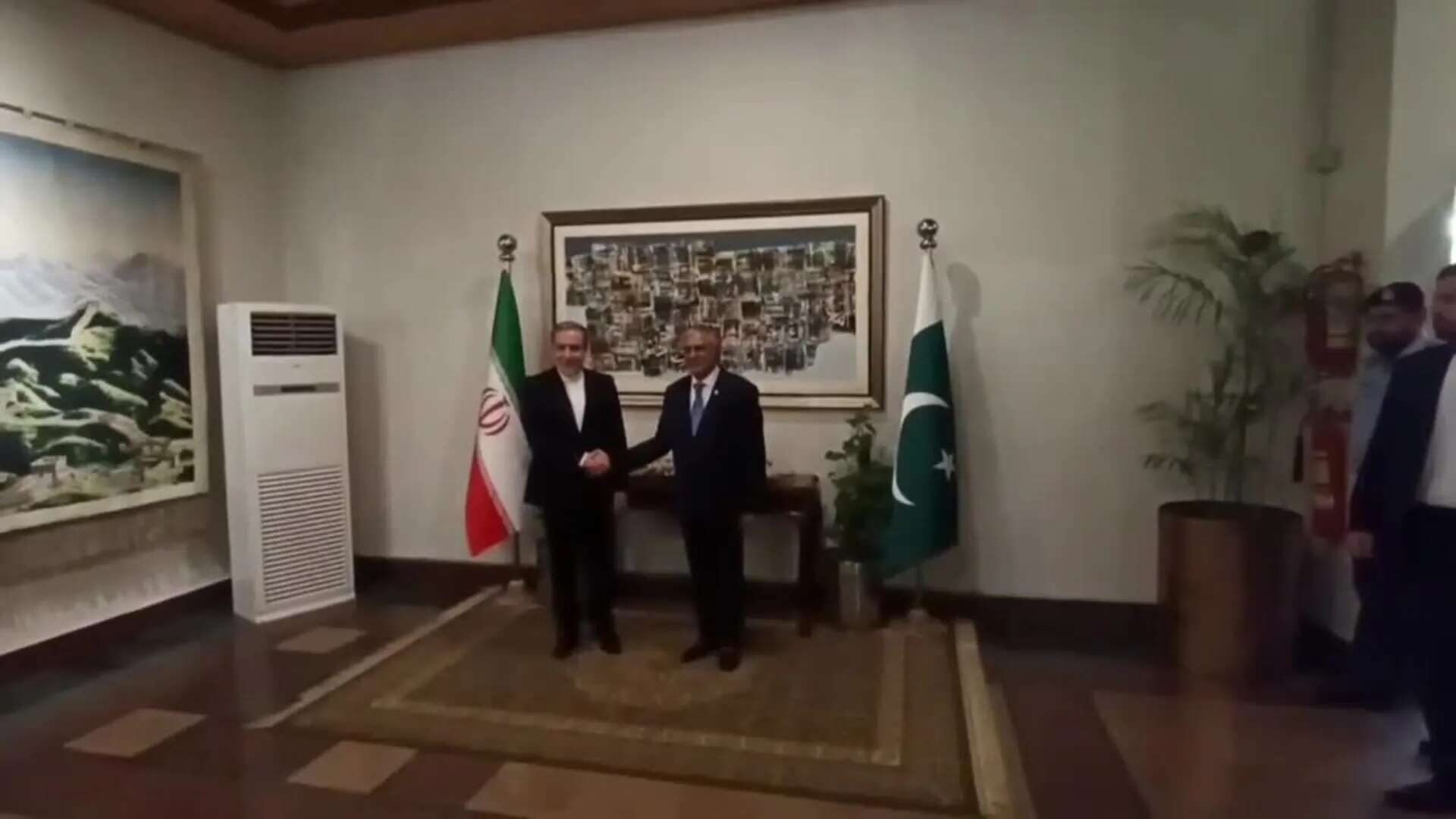 Diplomáticos de Irán y Pakistán discuten hostilidades en Oriente Medio