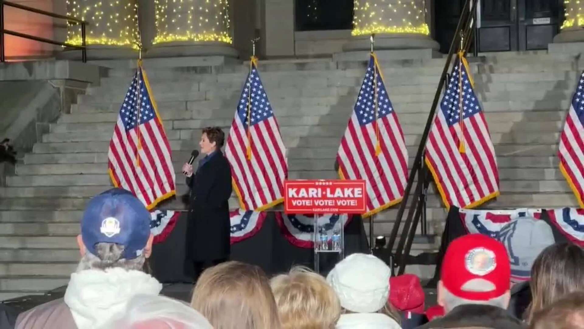 Kari Lake, candidata republicana al Senado, realiza un mitin en Prescott, Arizona