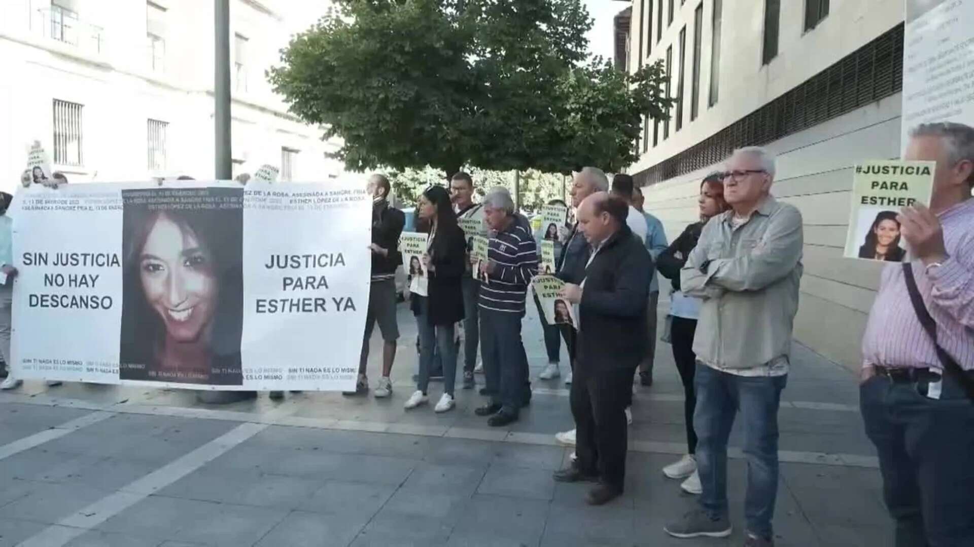 Más de medio centenar de concentrados pide justicia para Esther López en Valladolid