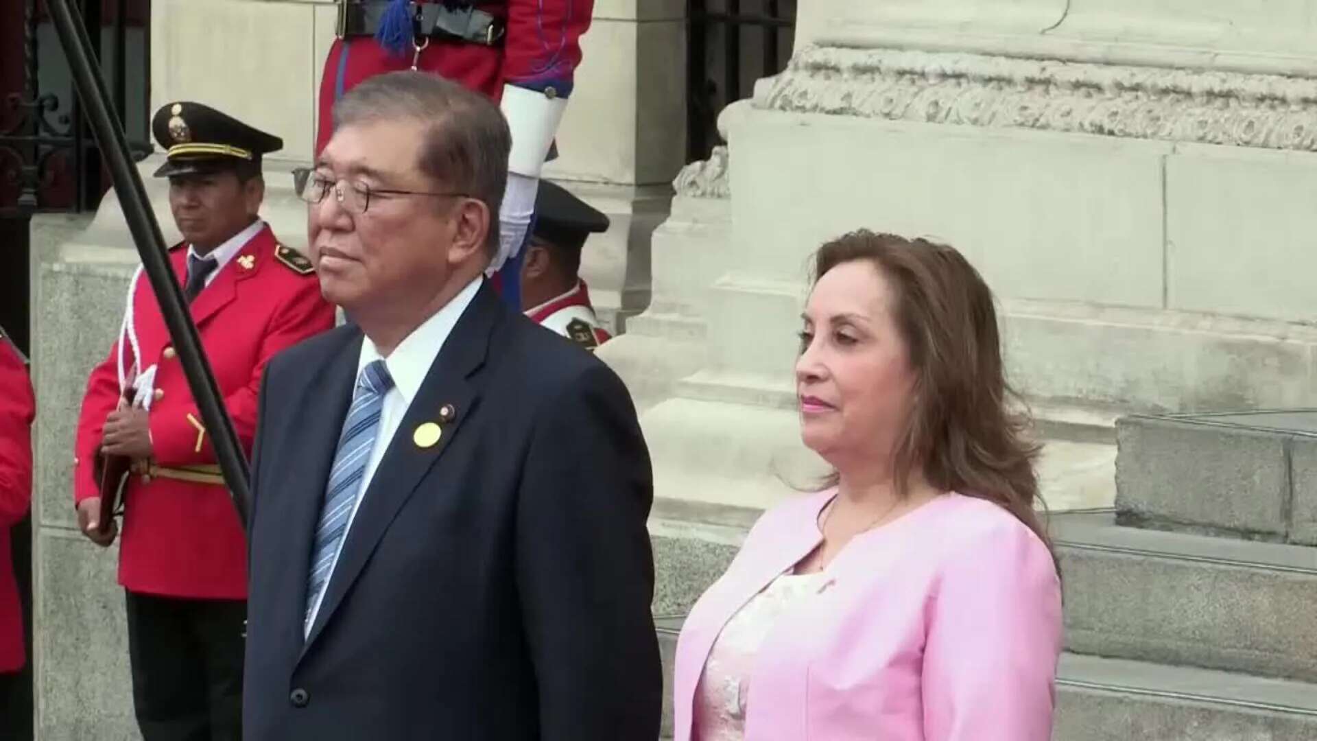 El primer ministro de Japón recibe honores militares en el Palacio de Gobierno Lima