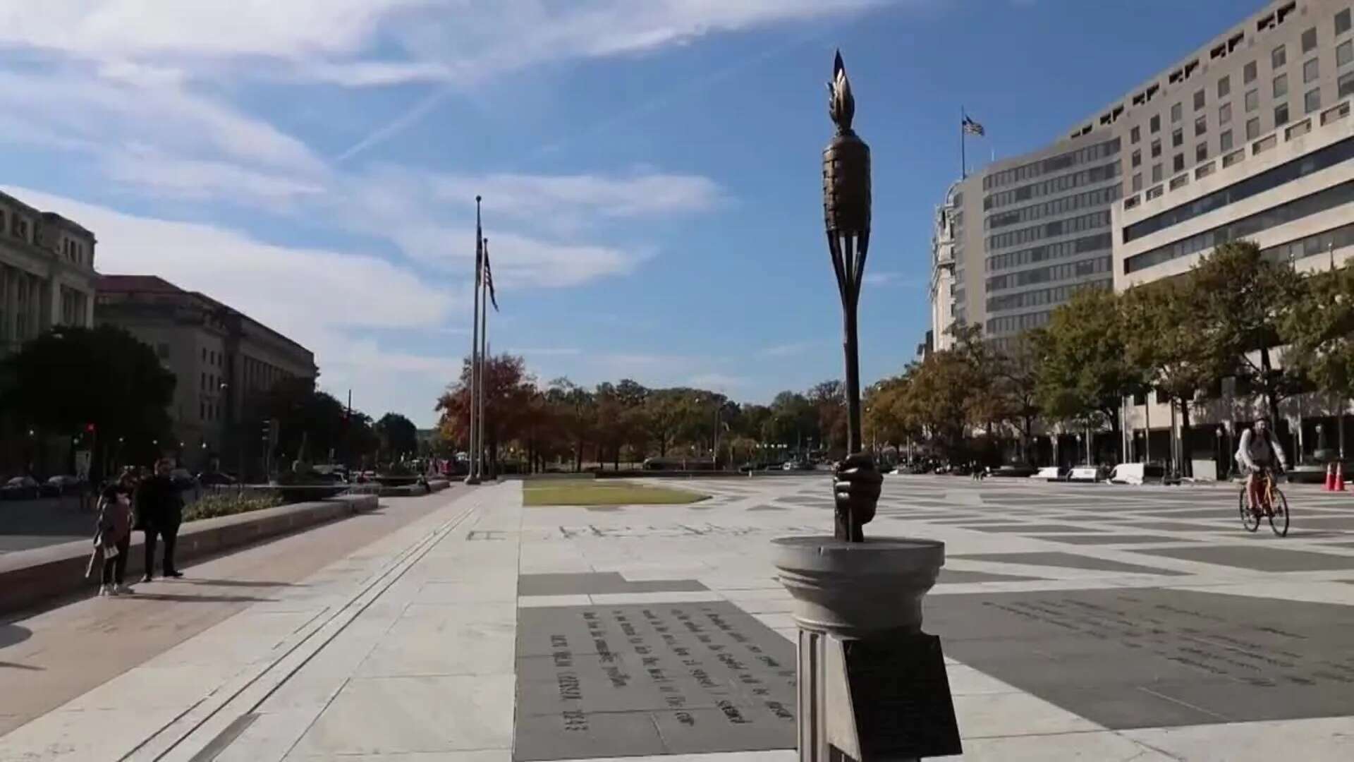 Nueva estatua recuerda cerca de la Casa Blanca a supremacistas que Trump defendió en 2017