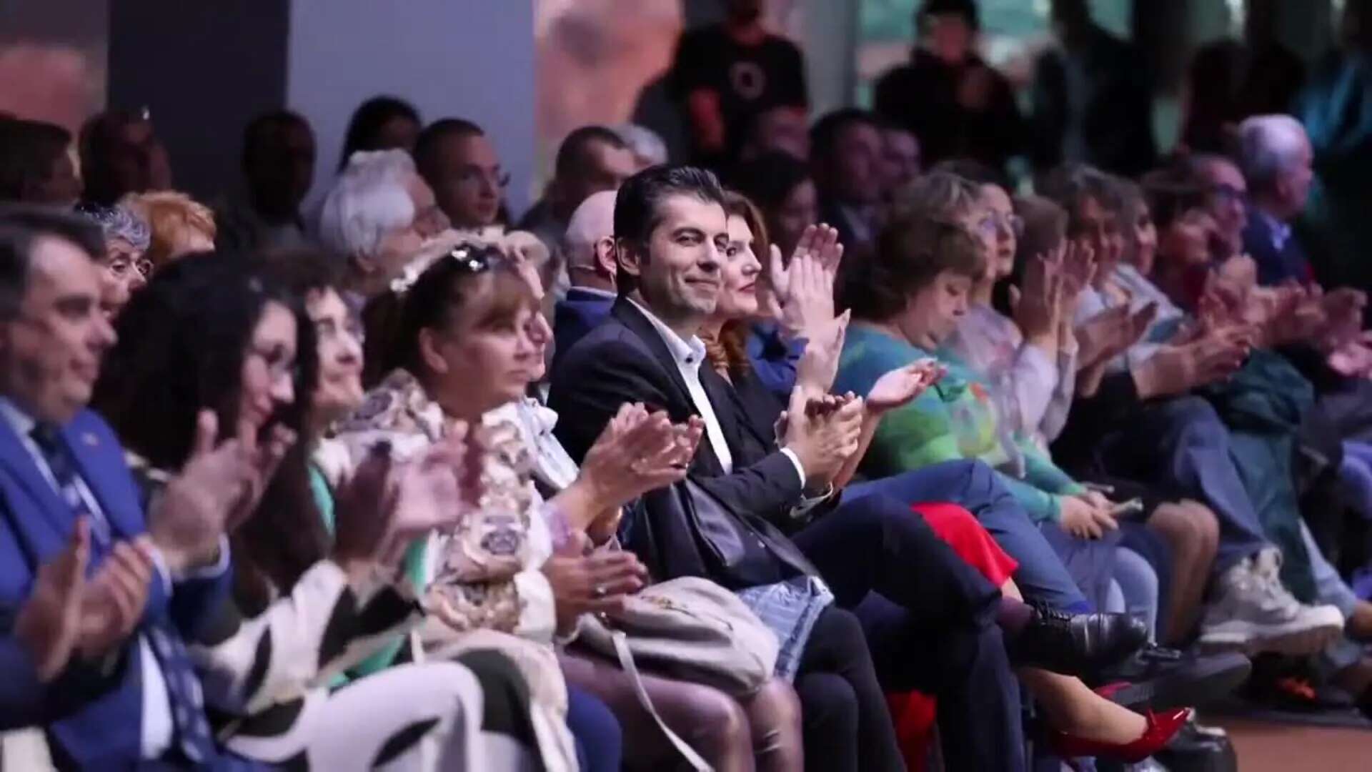 Kiril Petkov lidera un mitin electoral con apoyo masivo en Sofía