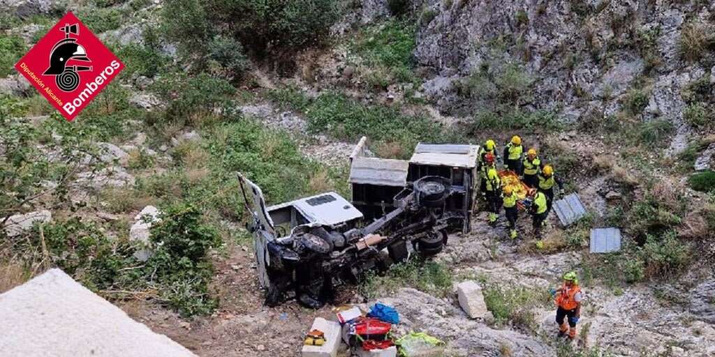 Un camión se despeña por un barranco de quince metros y sus dos ocupantes quedan atrapados en Alicante