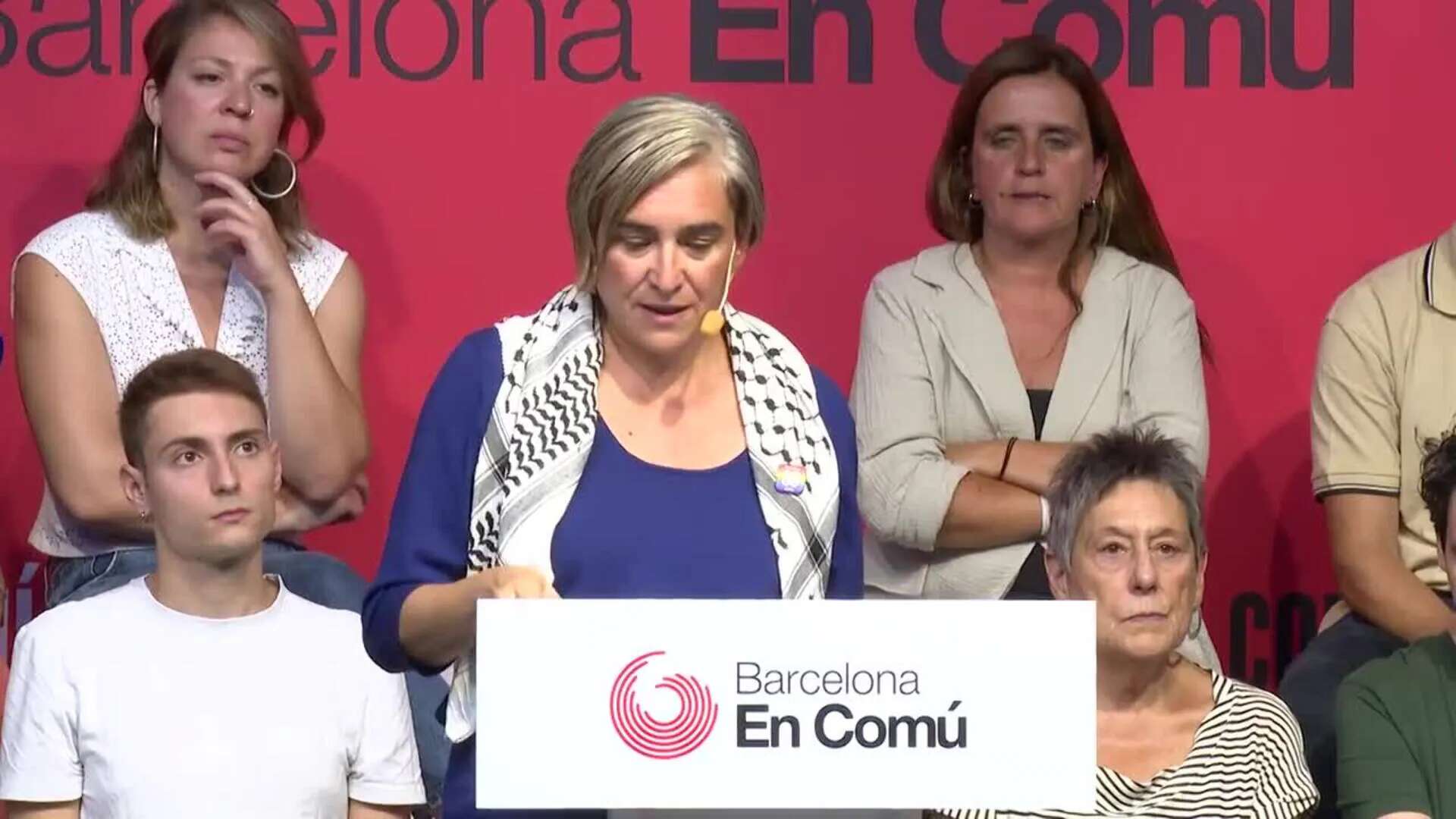 Colau se pone a disposición de los Comuns para 