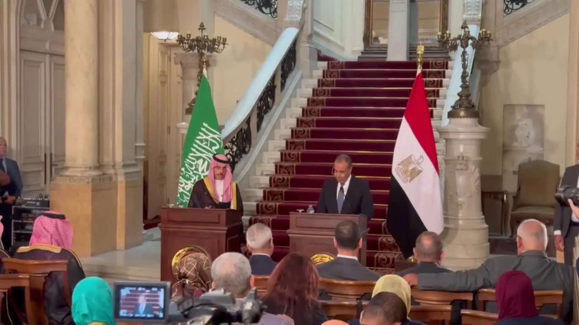 El ministro de Exteriores de Arabia Saudí visita El Cairo