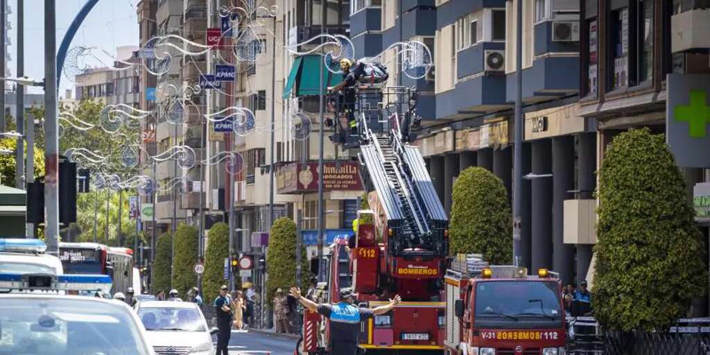 Rescatan a dos personas por el balcón acorralados por un incendio y confinan todo el edificio en Alicante