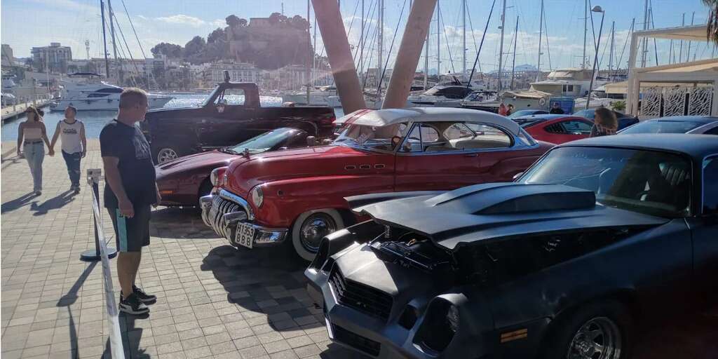 Un deportivo americano Mustang supera en decibelios el despegue de un avión frente al castillo de Denia