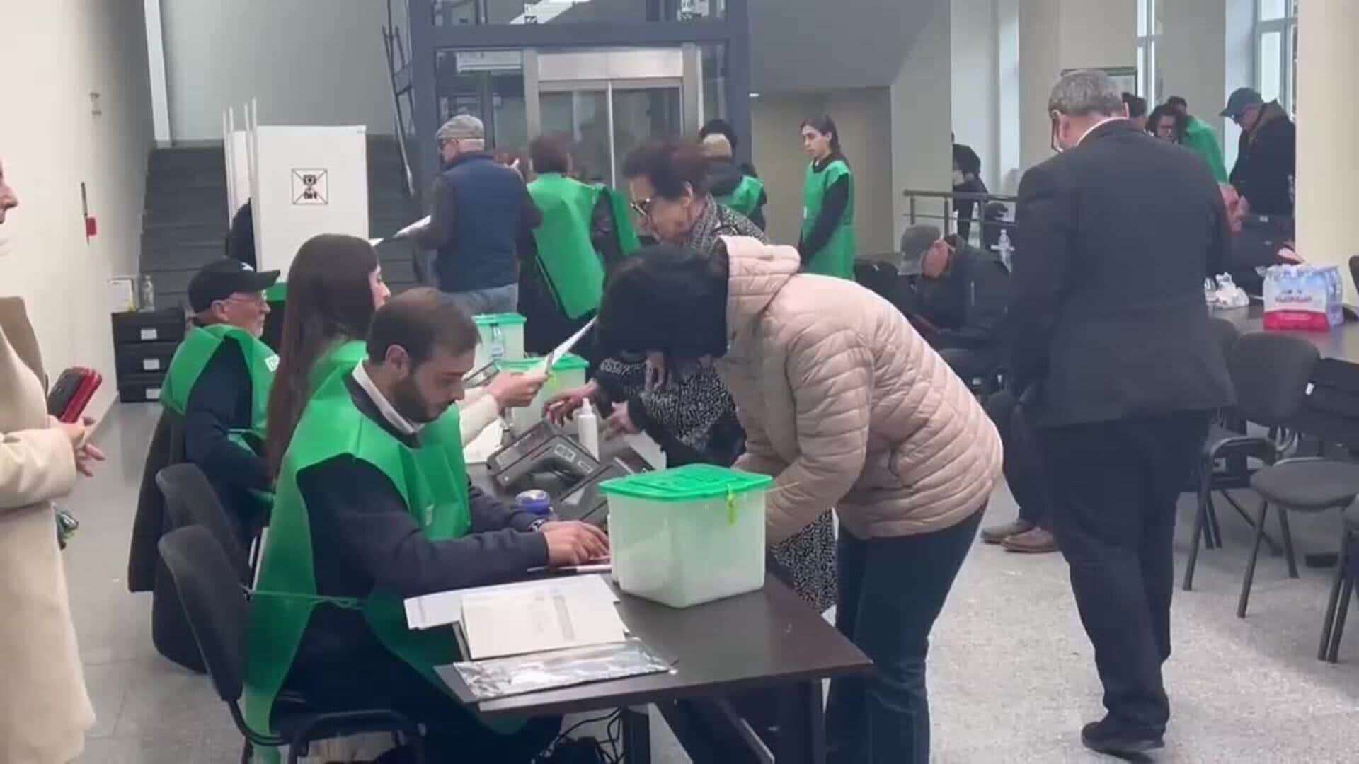 Un 10 % del electorado georgiano vota en las primeras horas de unas parlamentarias decisivas para su futuro europeísta