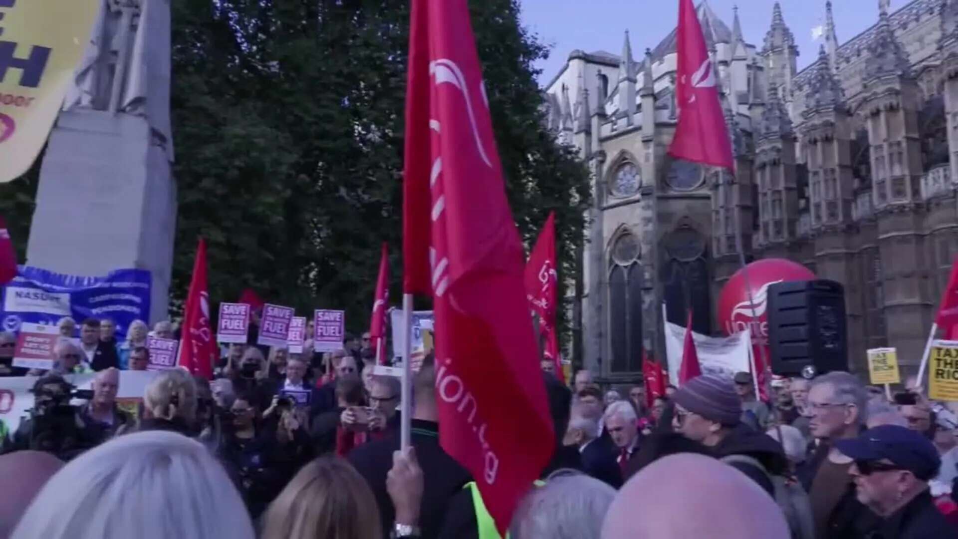 Pensionistas protagonizan la primera manifestación contra el Gobierno laborista de Keir Starmer