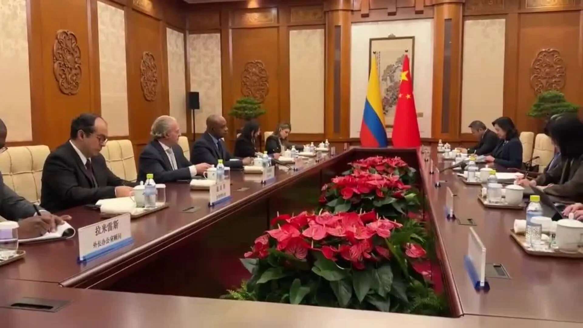 Wang traslada a Murillo invitación china para que Colombia se una a Nuevas Rutas de Seda