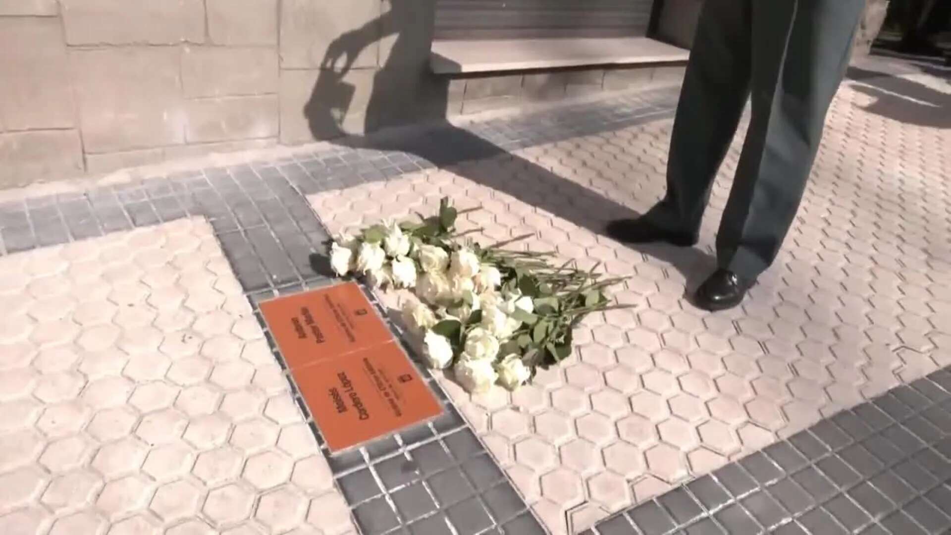 San Sebastián honra a dos guardias civiles con placas donde fueron asesinados por ETA