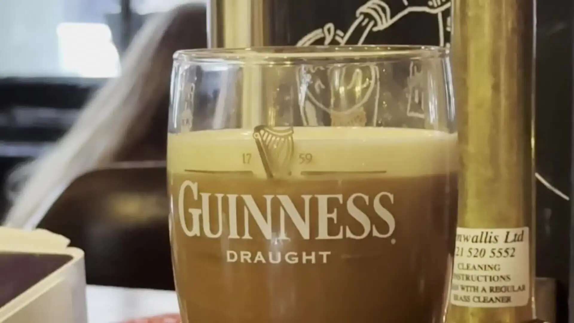 Racionan el consumo de cerveza Guinness en Gran Bretaña para subsistir