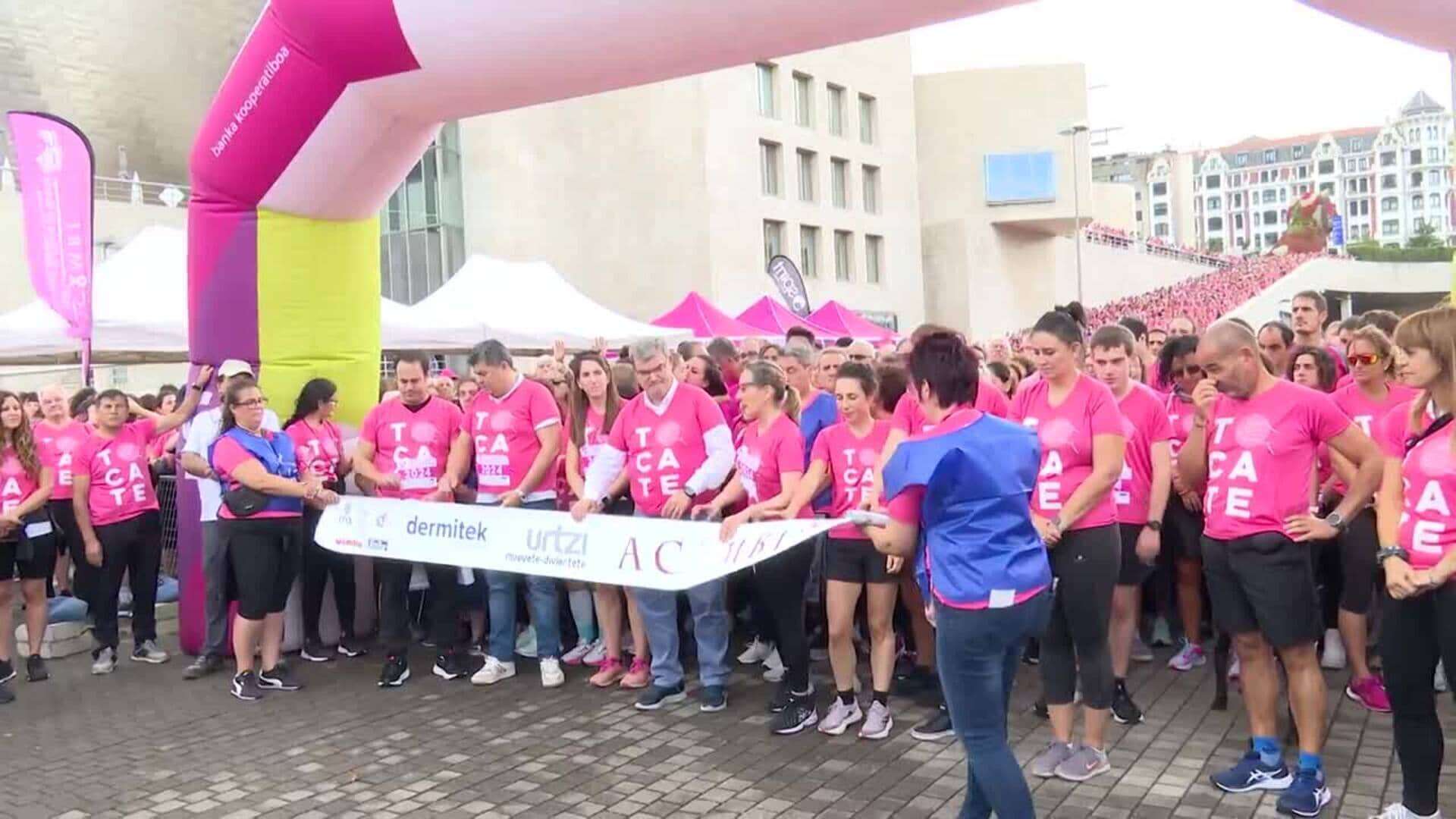 La 'marea rosa' recorre Bilbao con 10.000 participantes en la lucha contra el cáncer de mama