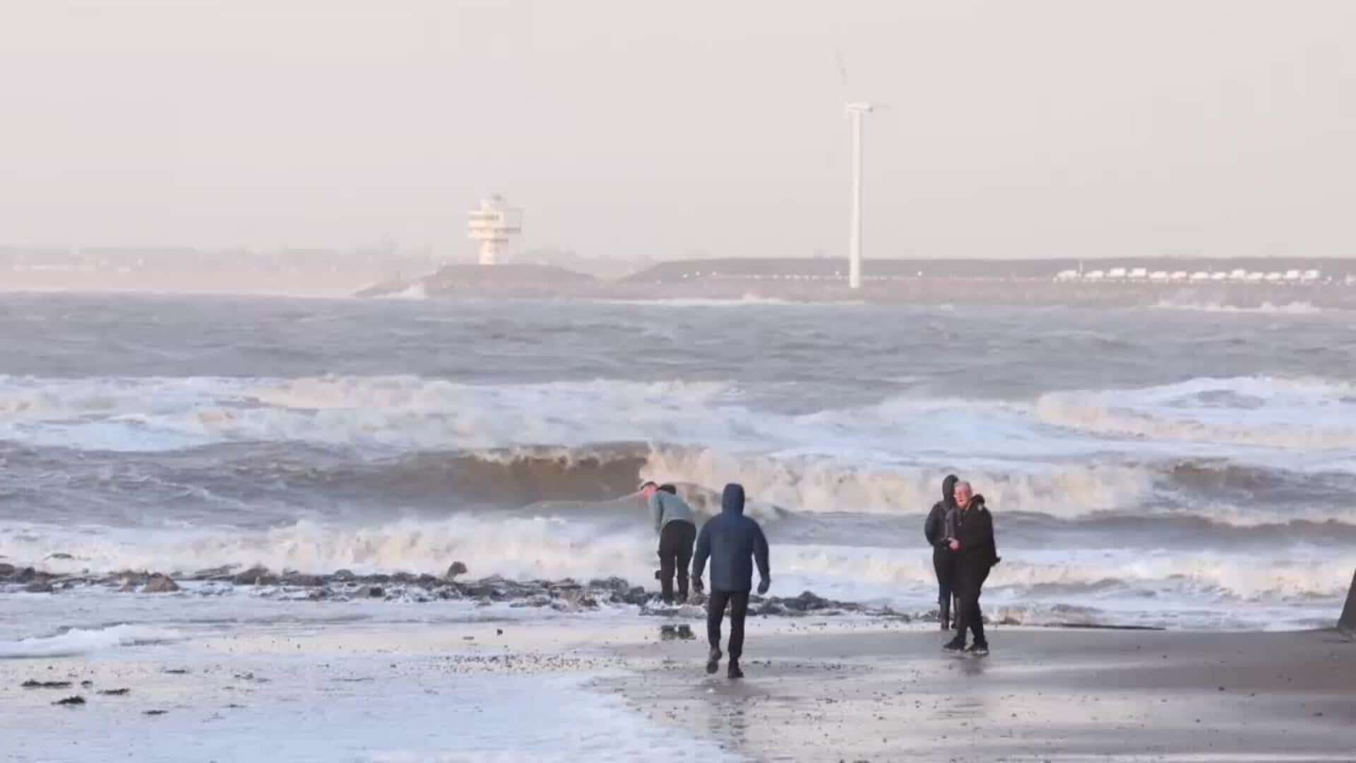 Temporal en New Brighton durante la alerta por fuertes vientos en Reino Unido