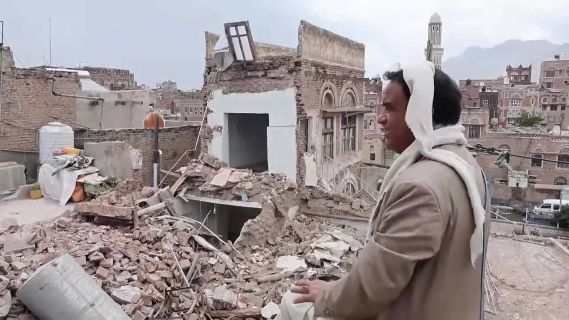 Se derrumba un edificio en el casco antiguo de Saná por las intensas lluvias