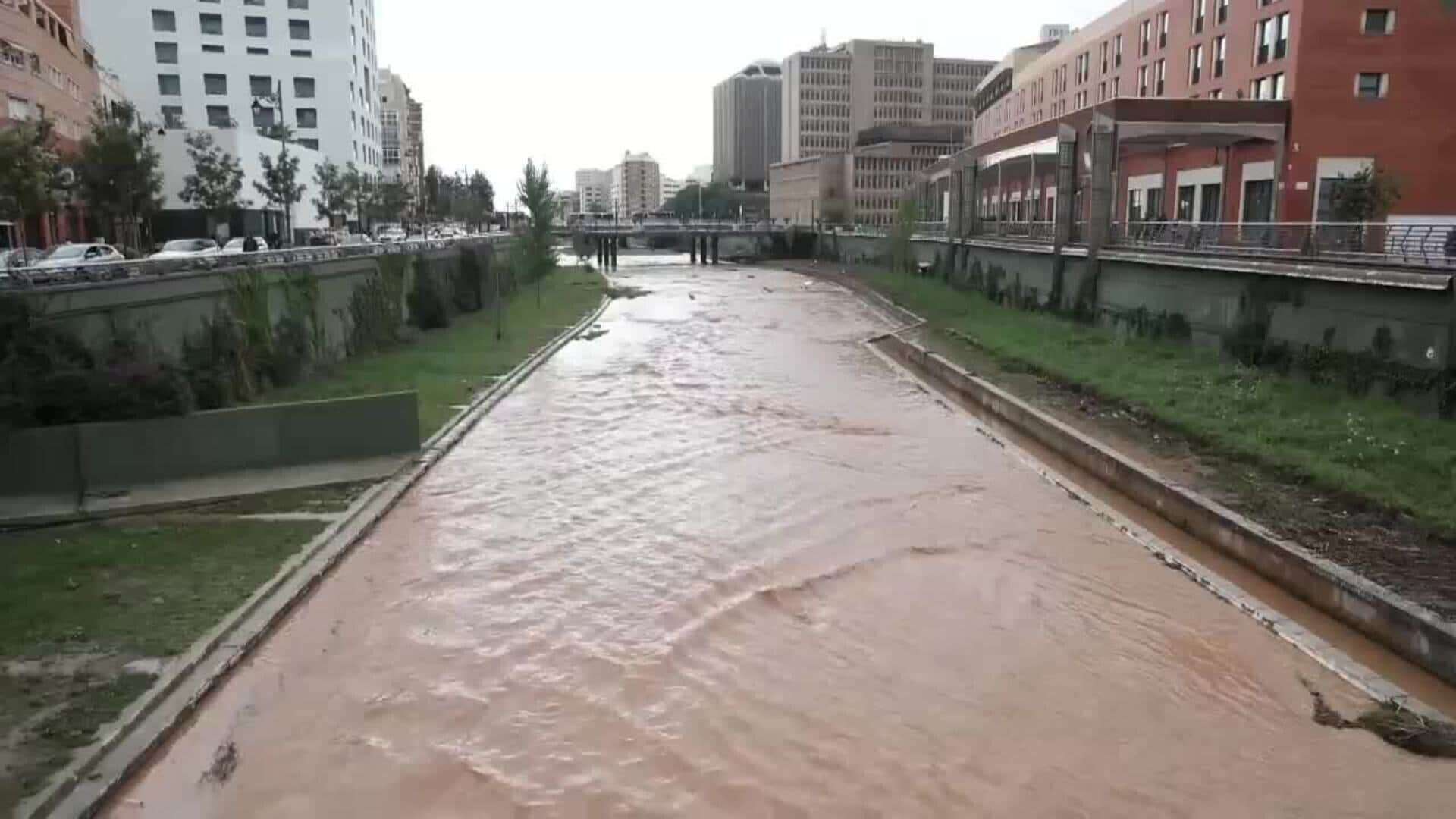 El río Guadalmedina vuelve a llevar agua en Málaga tras las fuertes lluvias