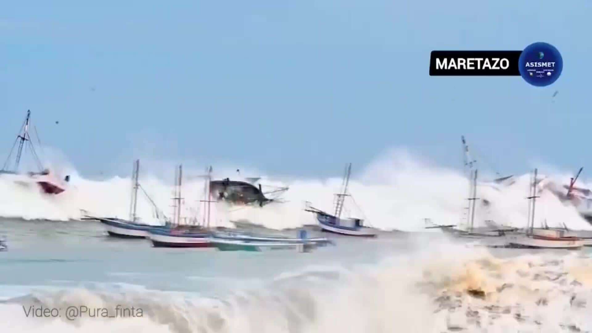 Un fuerte oleaje en el norte de Perú arrastra decenas de barcos y causa inundaciones