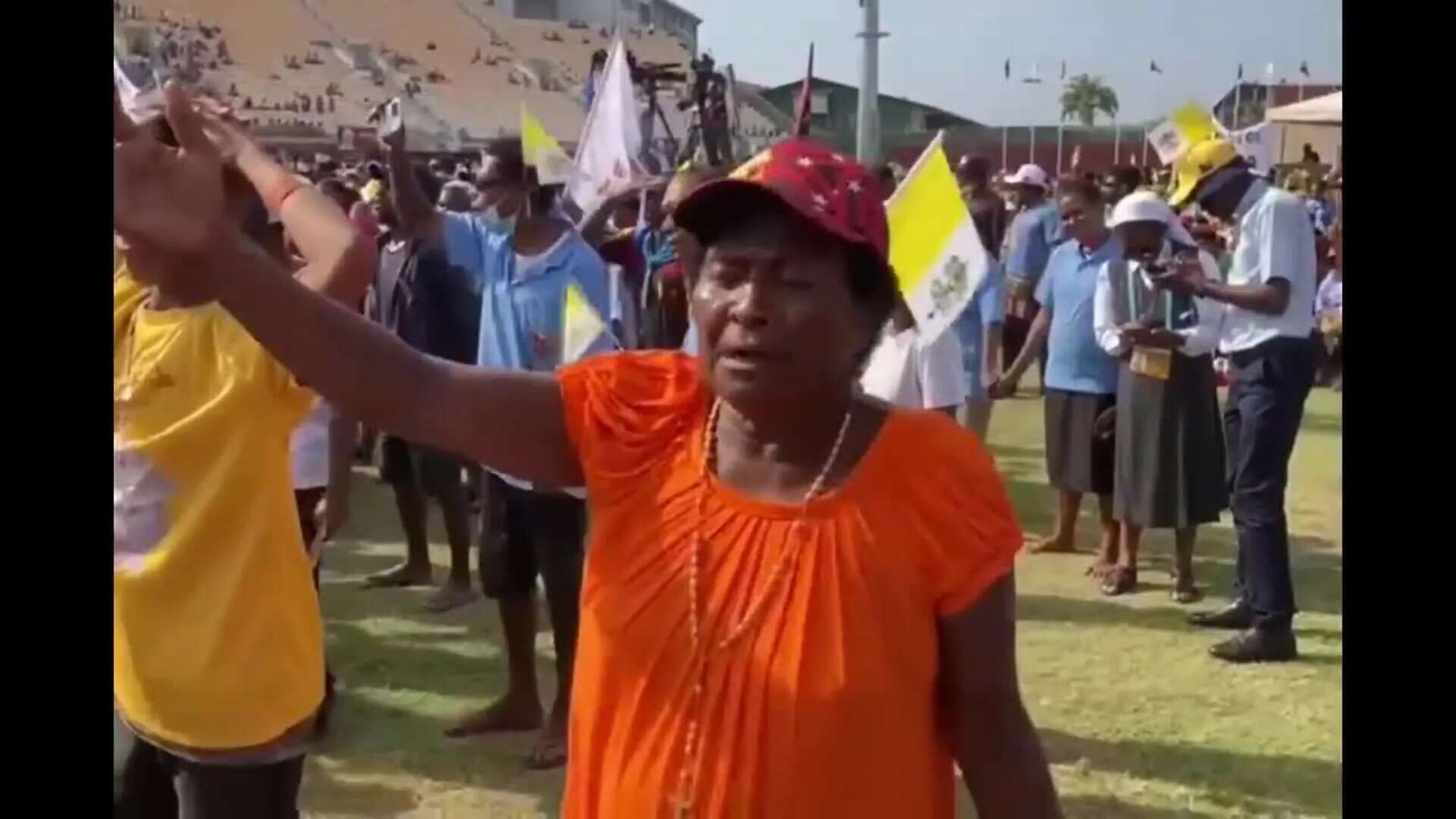 El papa se despide de Papúa Nueva Guinea con los jóvenes: 