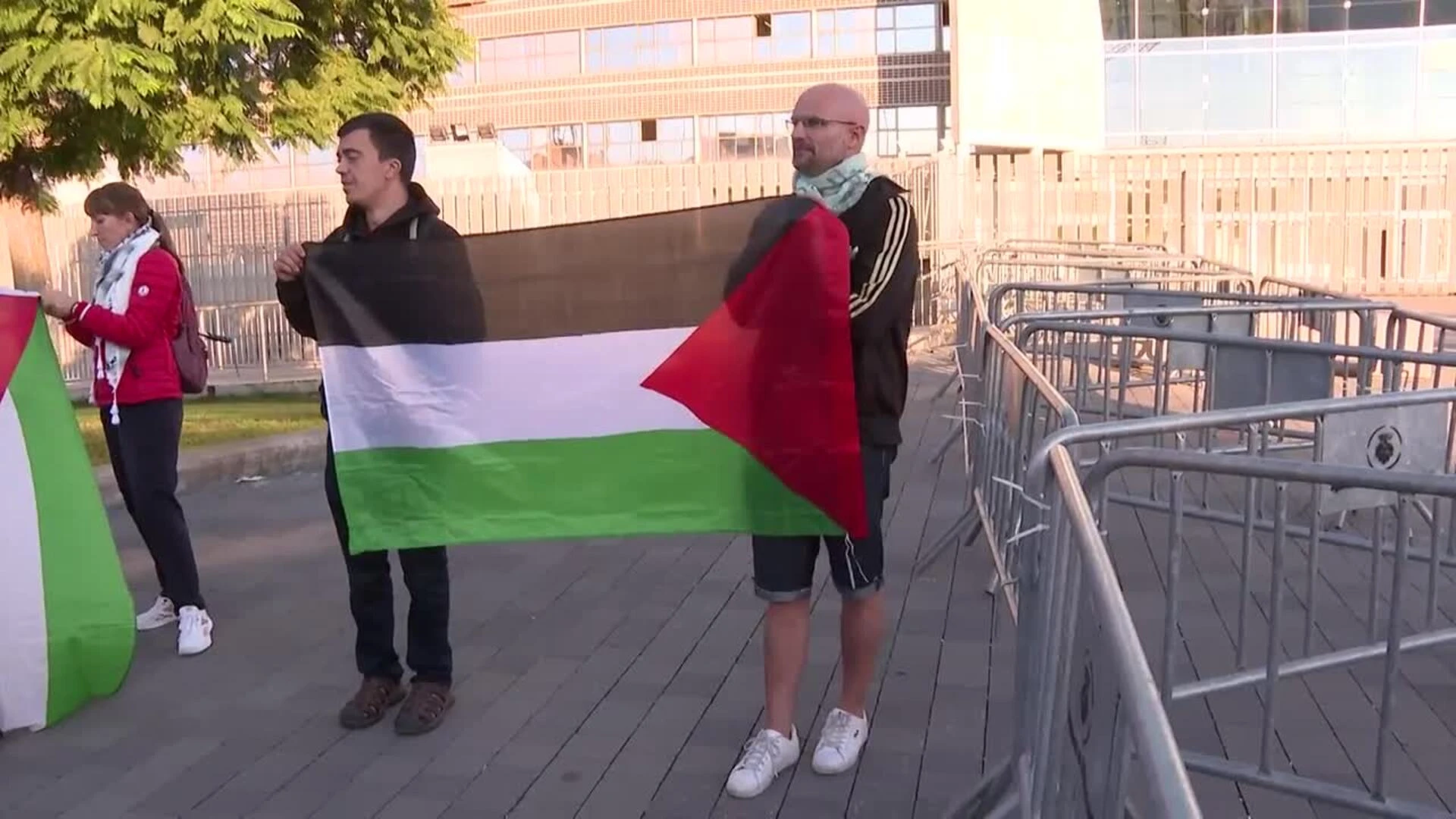 Un centenar de personas protestan ante la feria Aviation Week