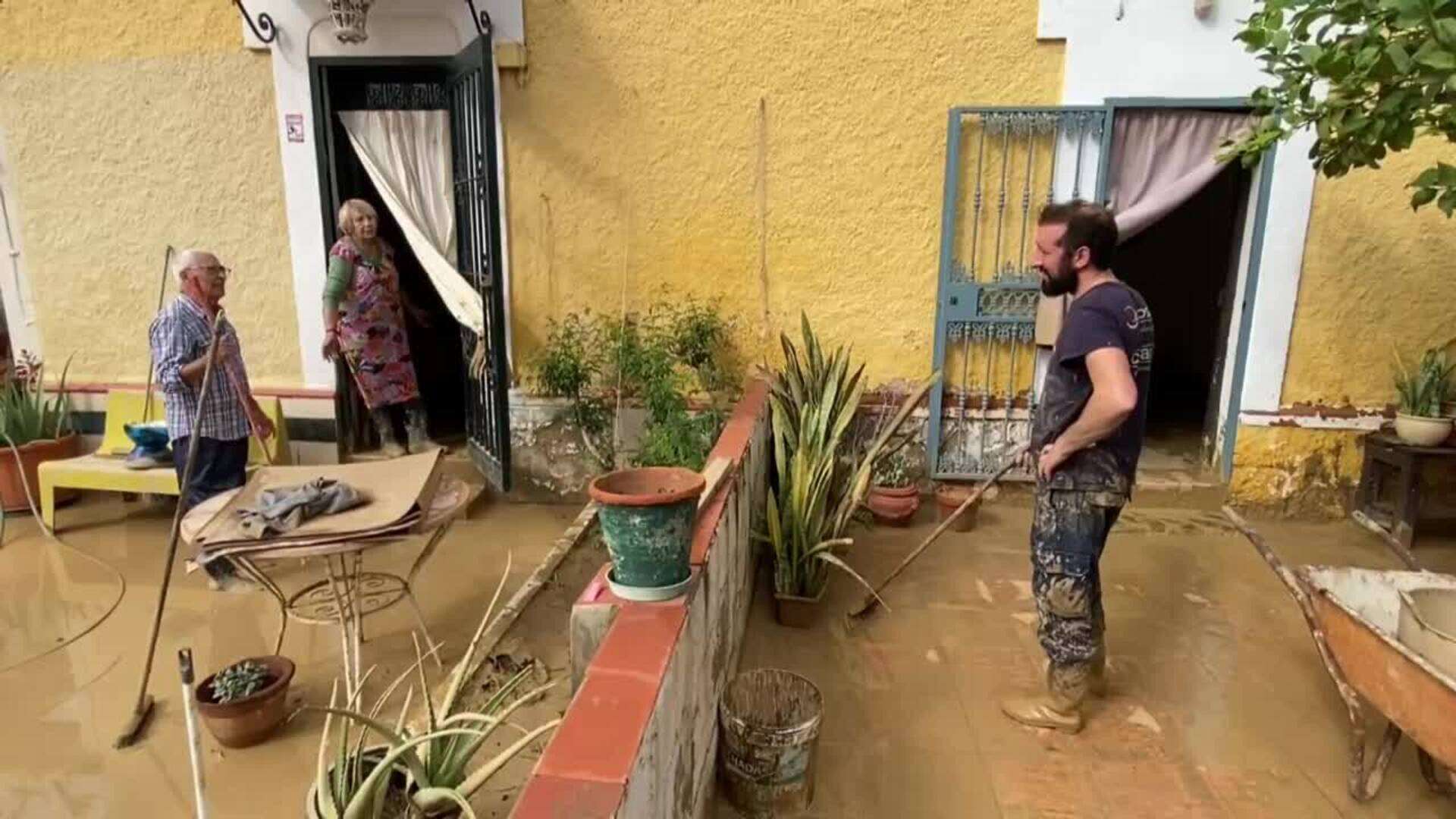 Vecinos de Estación de Cártama en Málaga, limpian sus casas anegadas