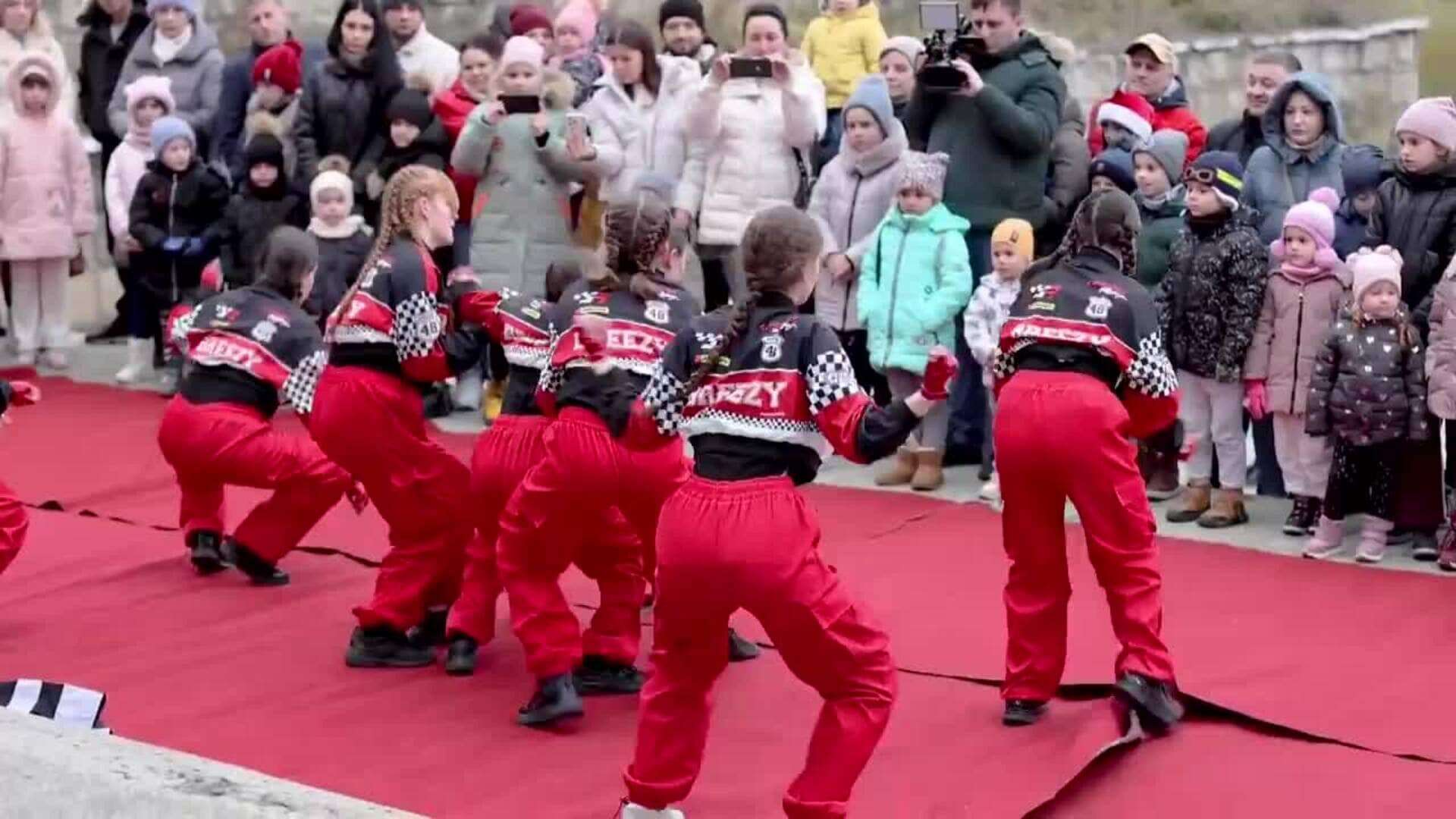 Motociclistas vestidos de Santa Claus celebran la Navidad en Chisináu