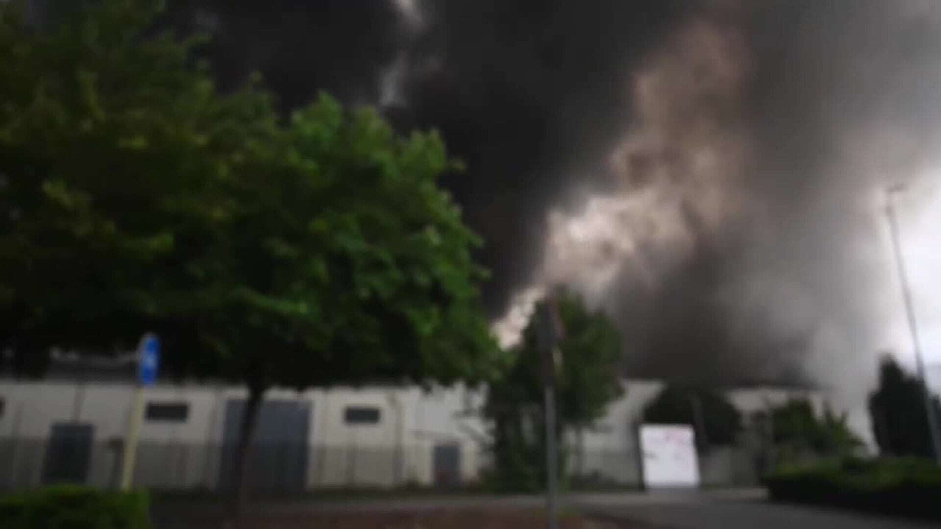 Un incendio devora la nave de un bazar oriental en Campuzano (Torrelavega) sin víctimas