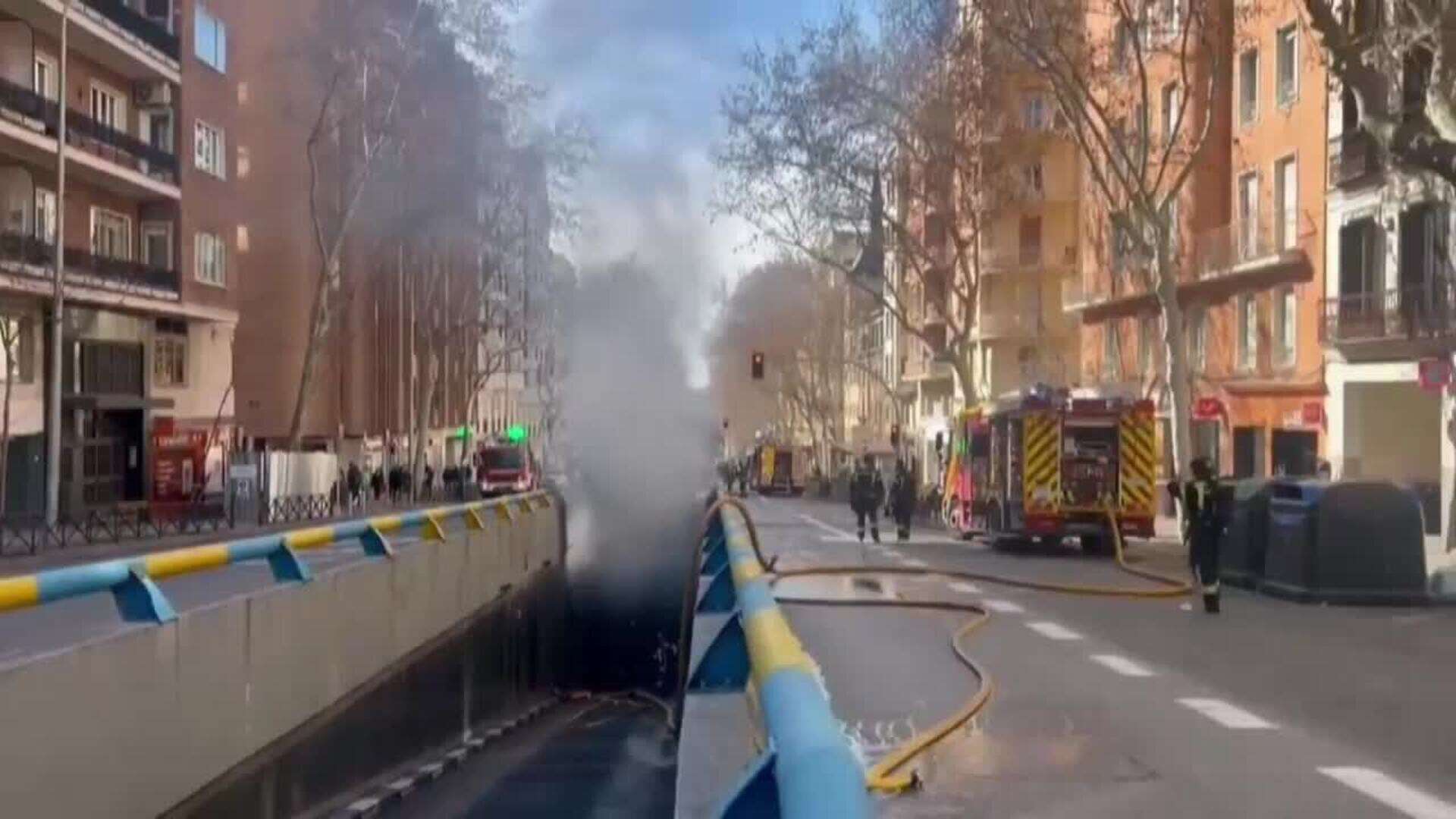 Bomberos de Madrid extinguen el incendio provocado por dos coches eléctricos en un parking