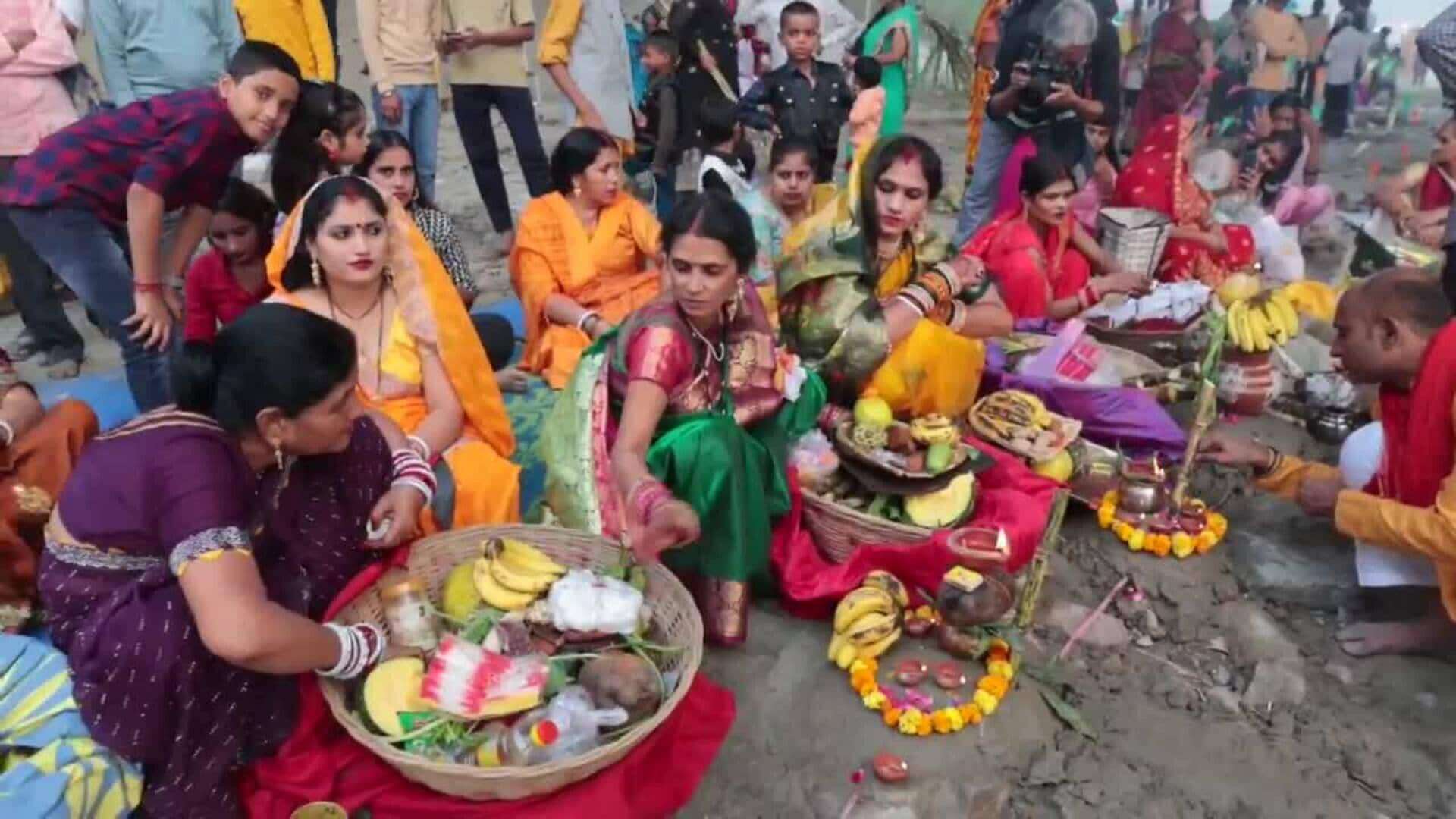 Devotos hindúes celebran la festividad del Chhath Puja en la región de Uttar Pradesh