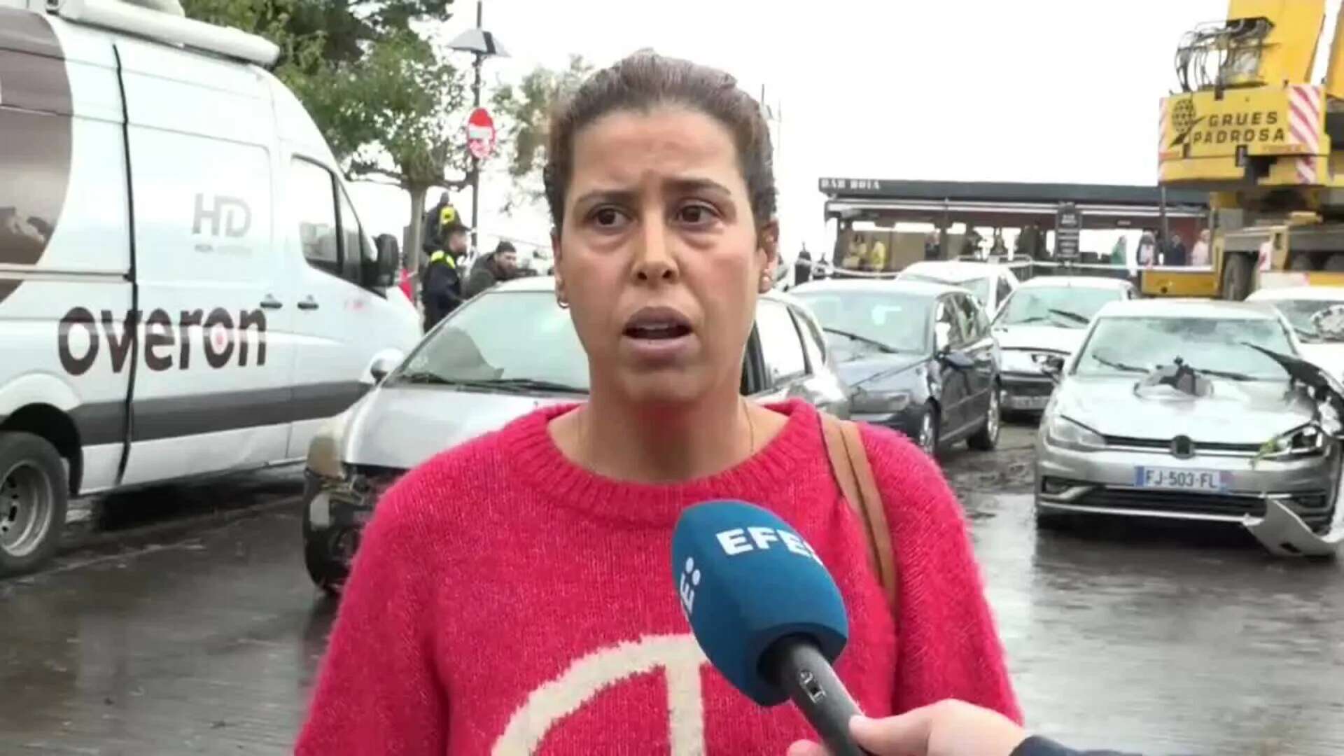 Bomberos y Policía local siguen trabajando para limpiar la riera de Cadaquès