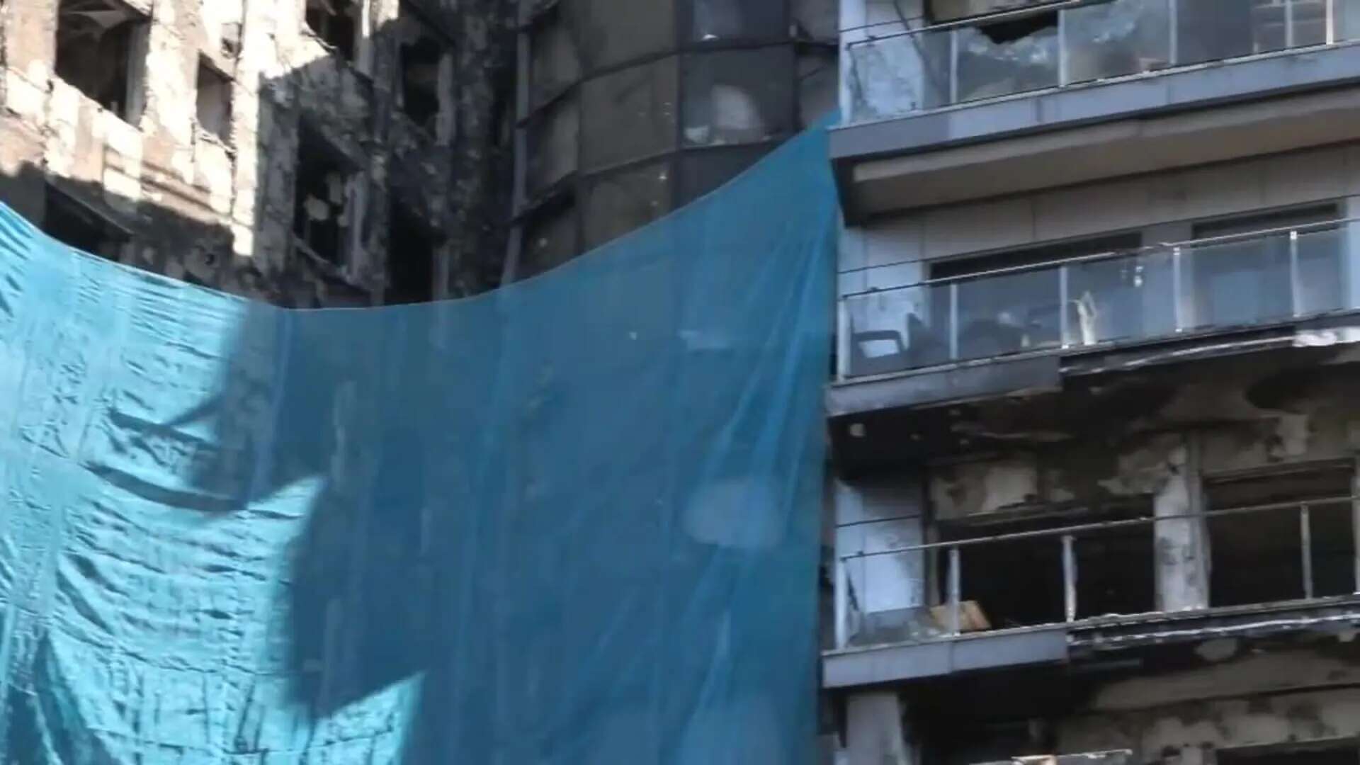 La fachada del edificio de Campanar ya está limpia y la primera planta sin escombros