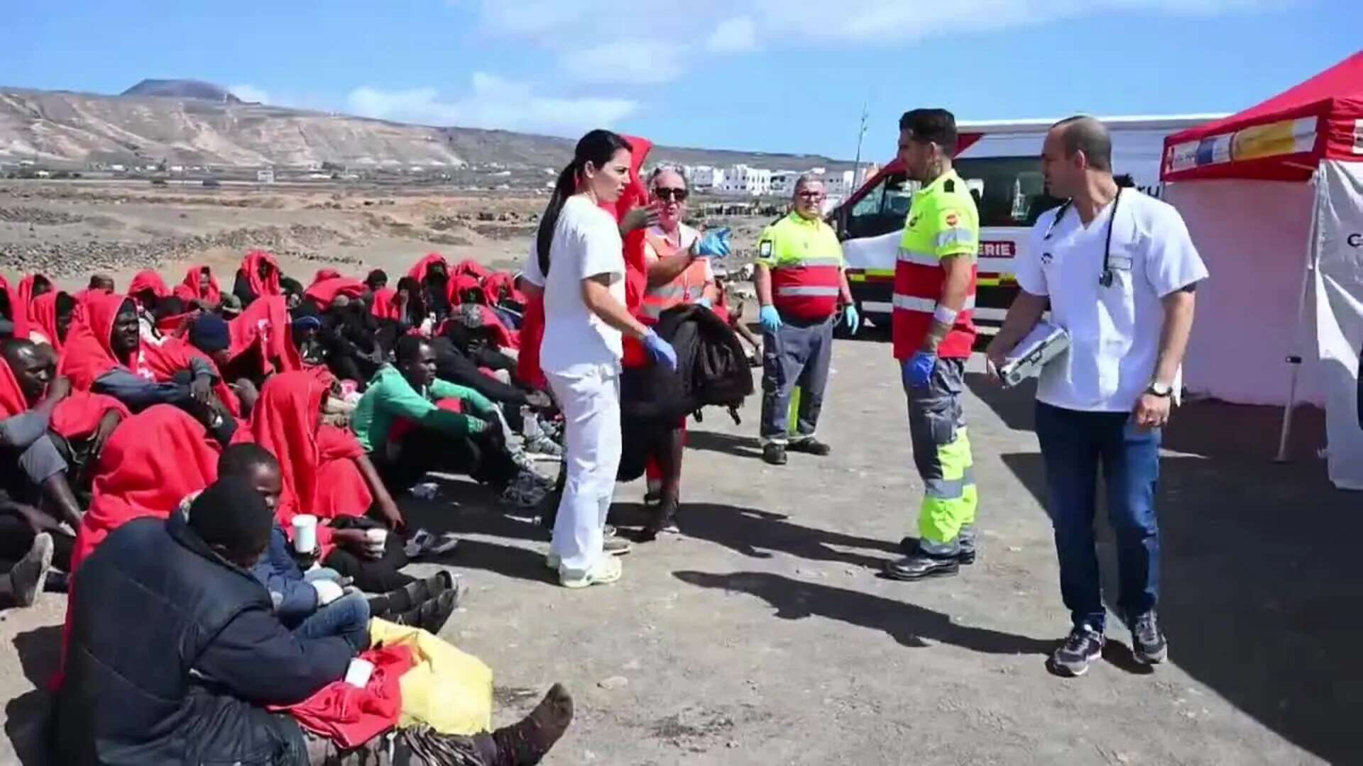 Una lancha neumática con 64 inmigrantes llega por su medios a la playa de La Garita (Lanzarote)