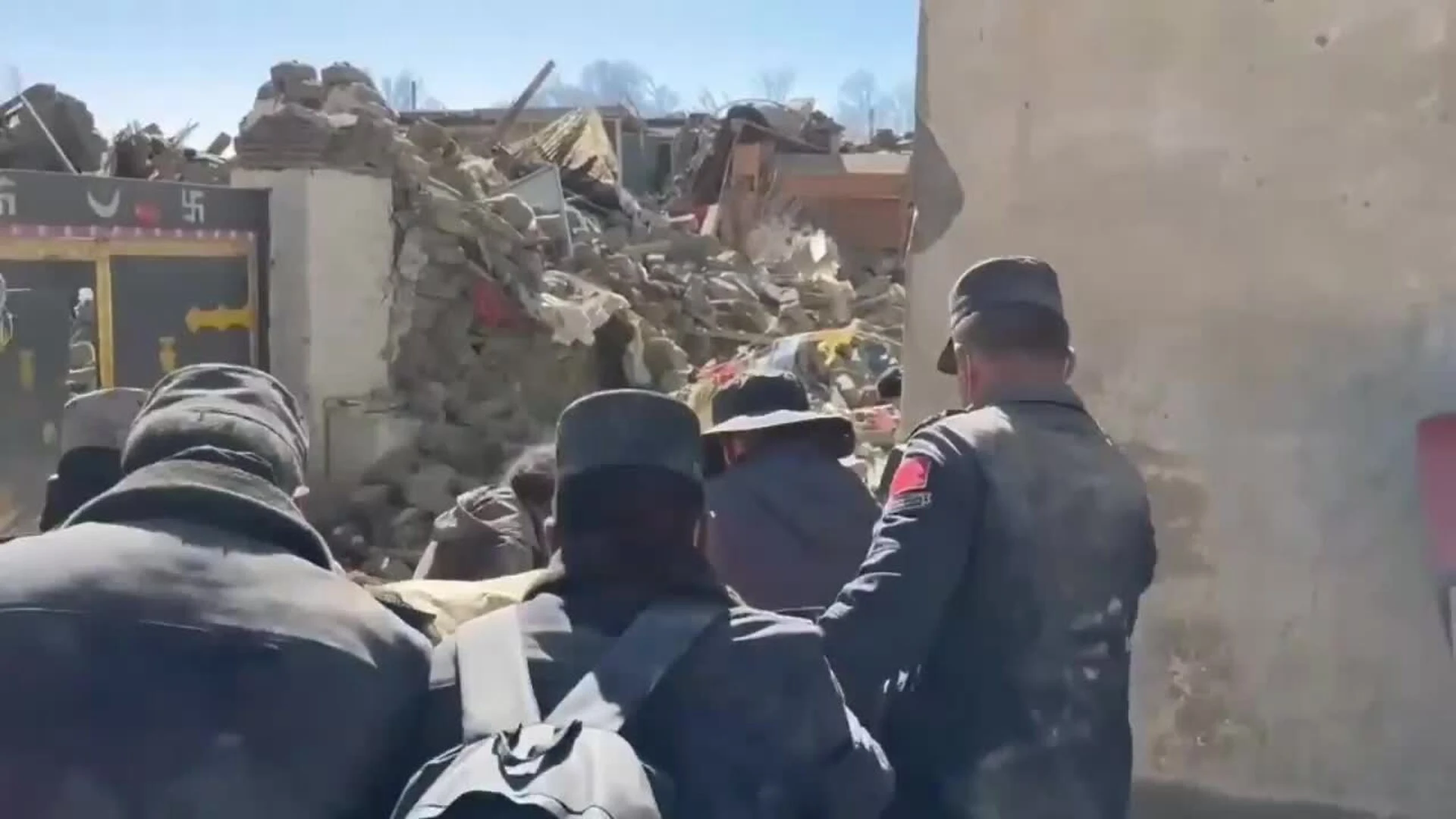 Cientos de efectivos trabajan en las tareas del rescate tras el terremoto de 6,8 en la región china del Tíbet