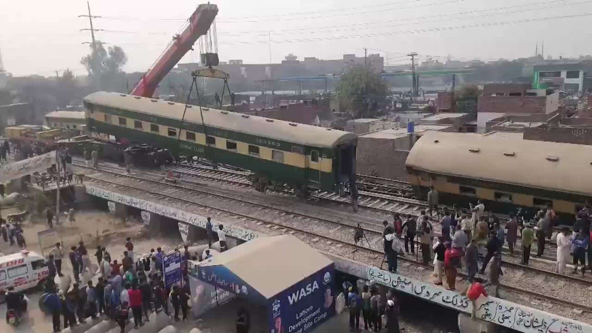 Un tren descarrilado causa retrasos en Lahore